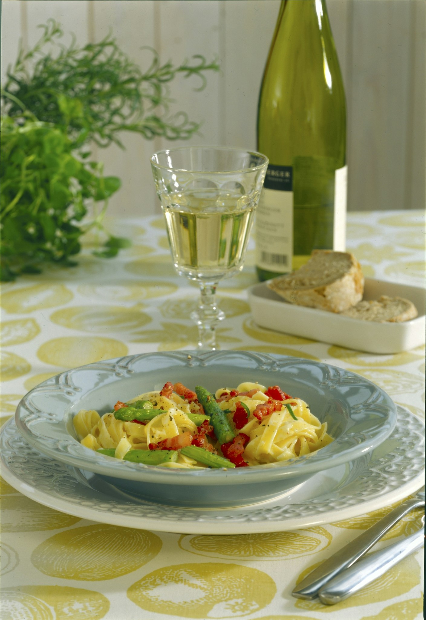 Rosmarinpasta med bacon och sparris