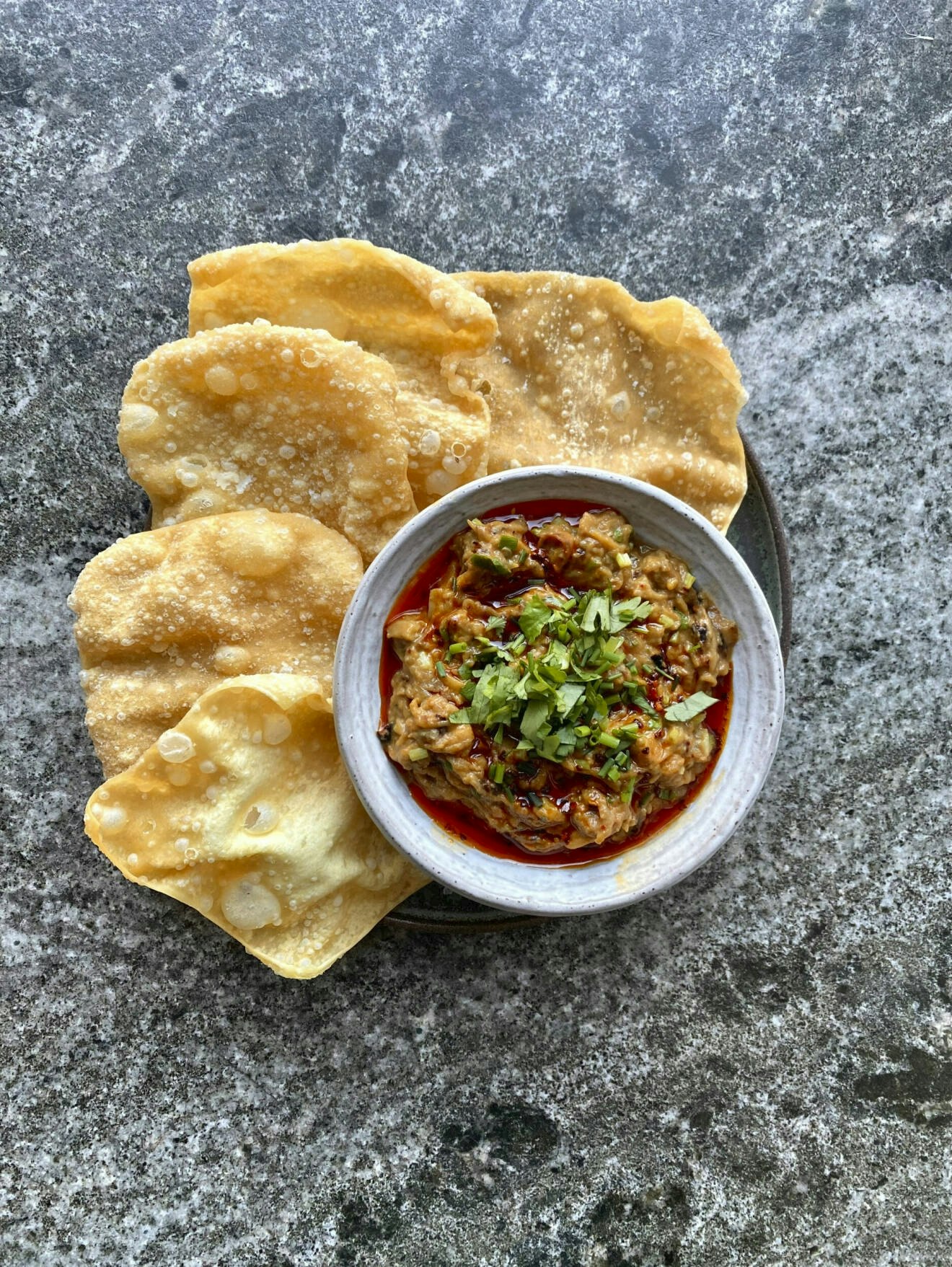 Rostad auberginedipp med friterade wontonark