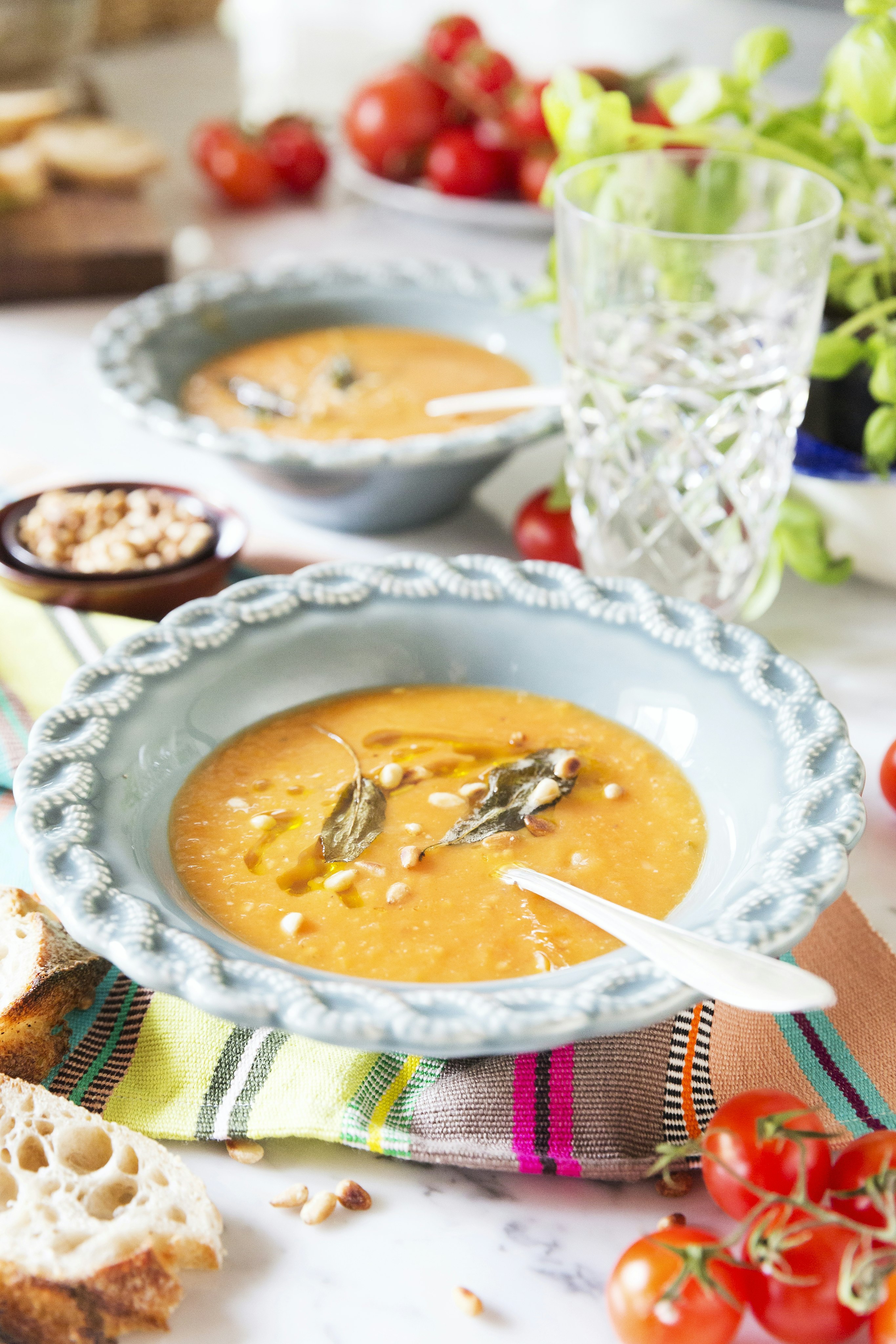 Rostad tomatsoppa med salvia och pinjenötter