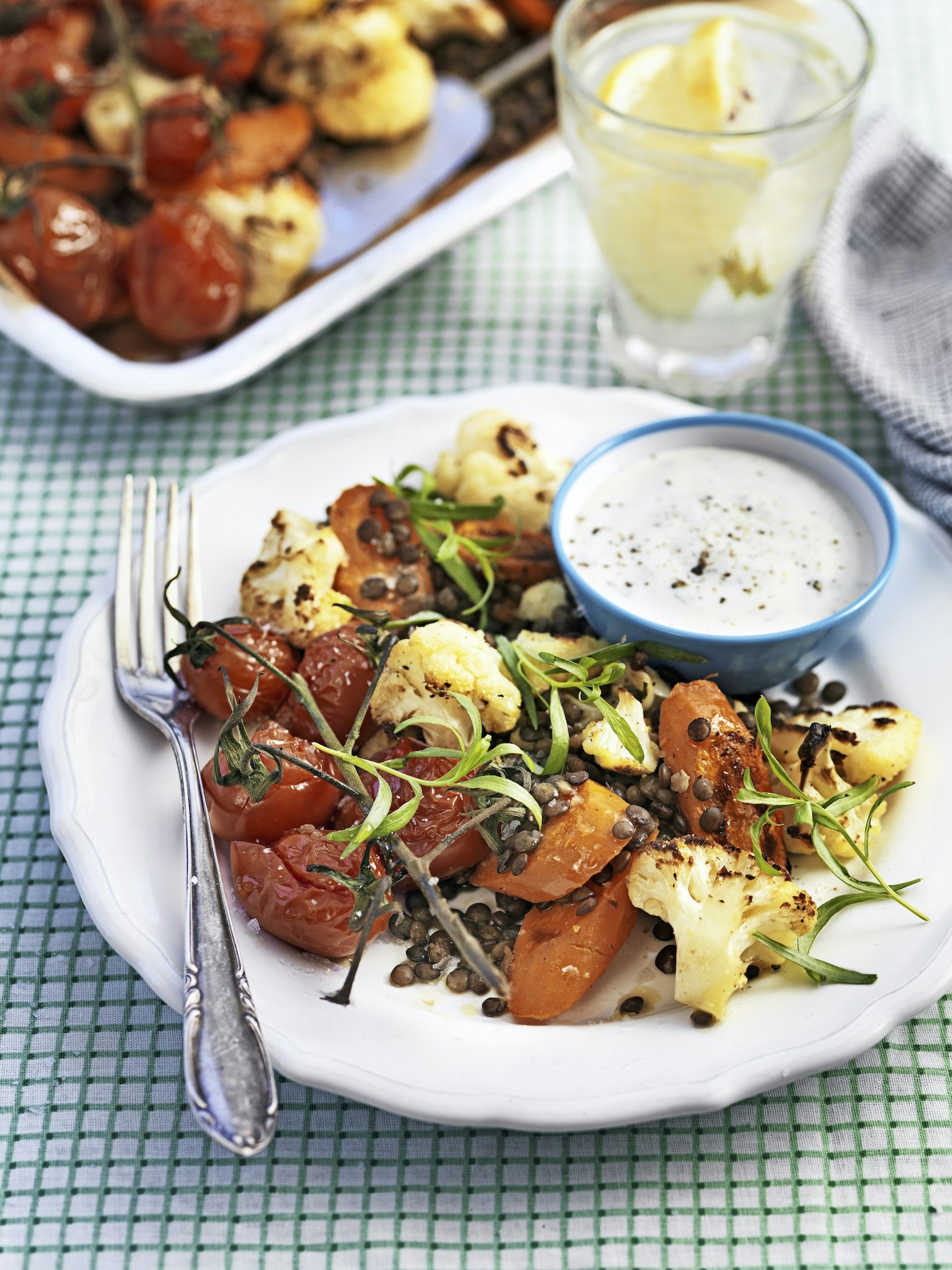 Rostade grönsaker med linser och dragonsås