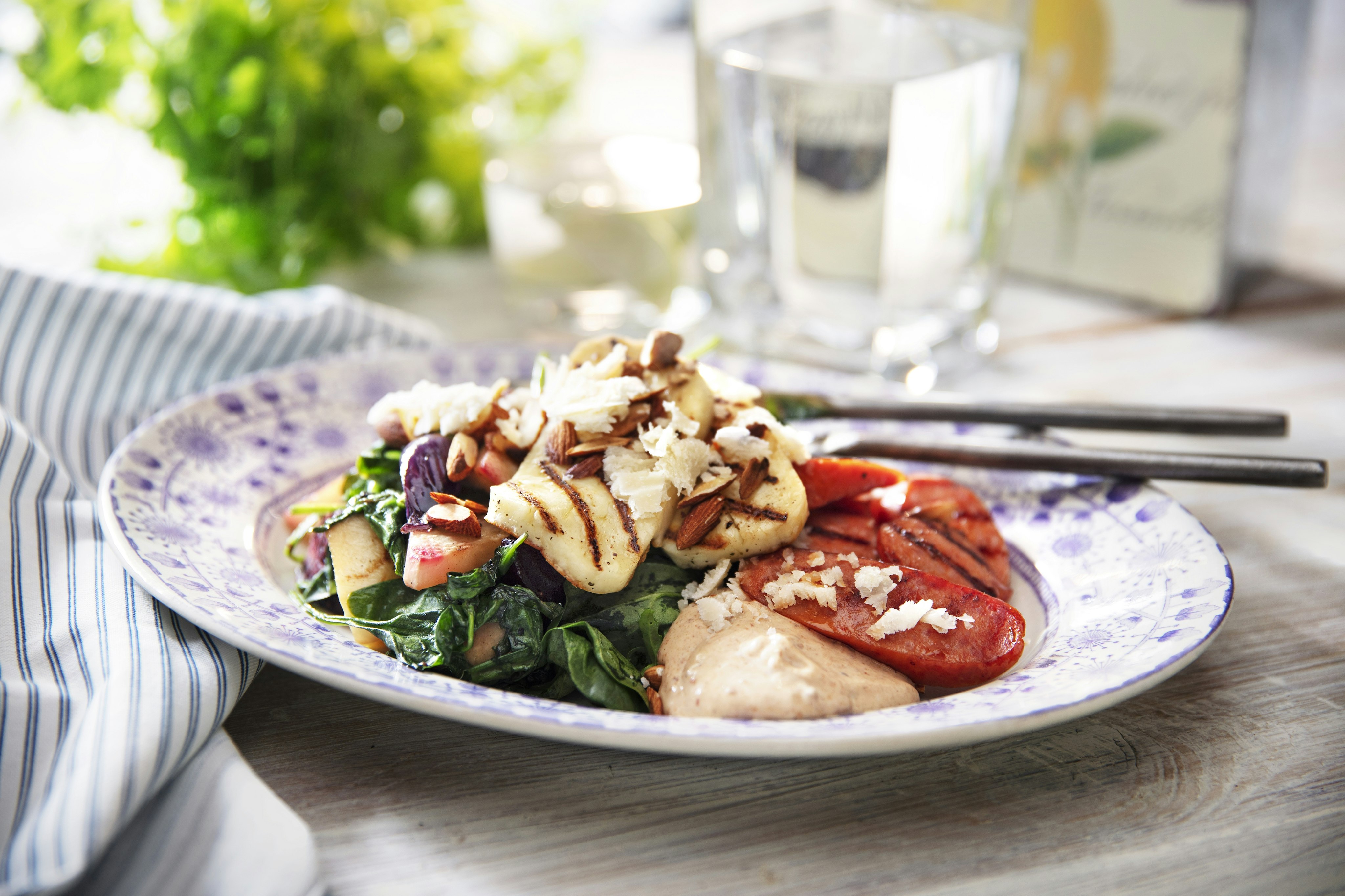 Frästa rotfrukter med korv och halloumi