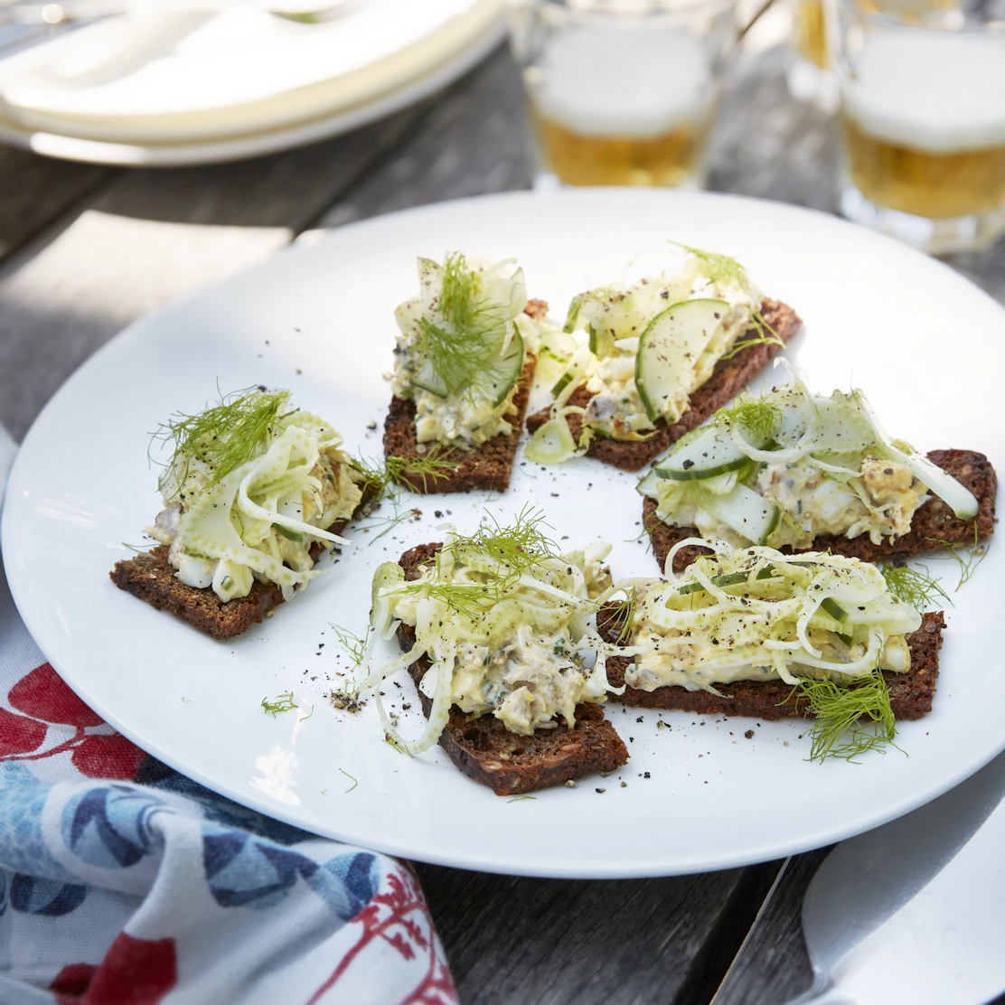Rågbröd med rökt makrill