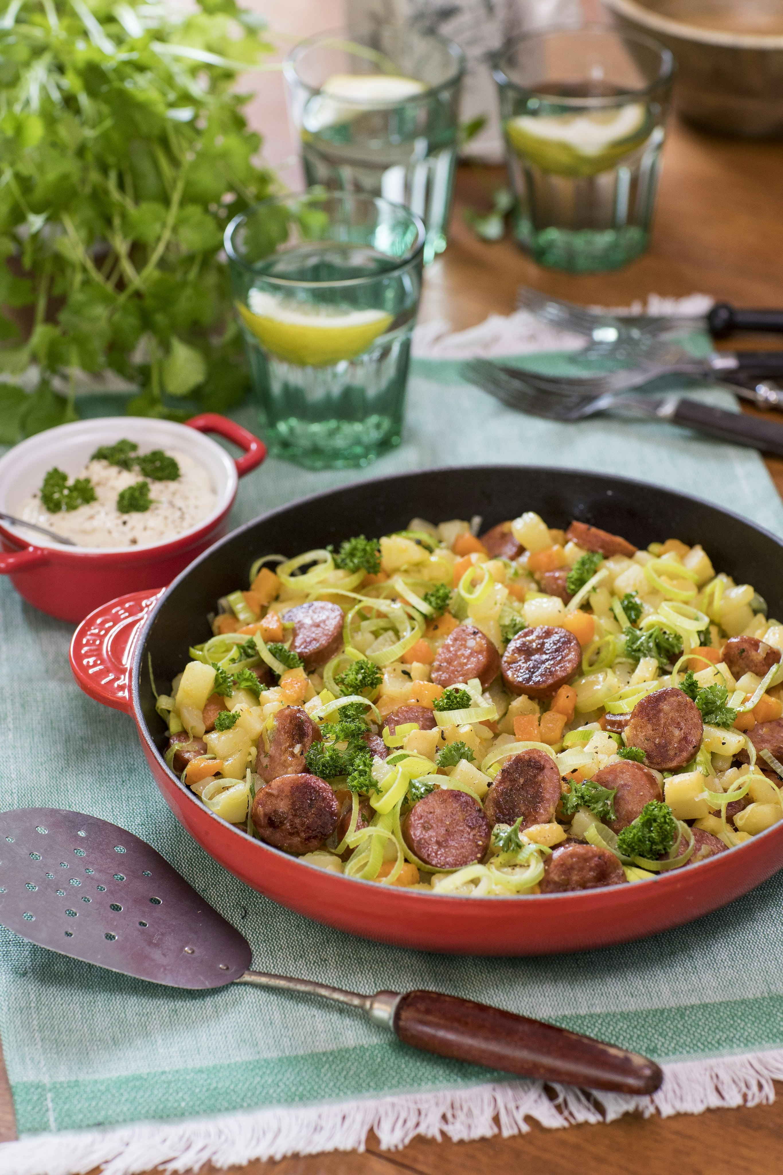 Rotfruktspanna med chorizo och senapskräm