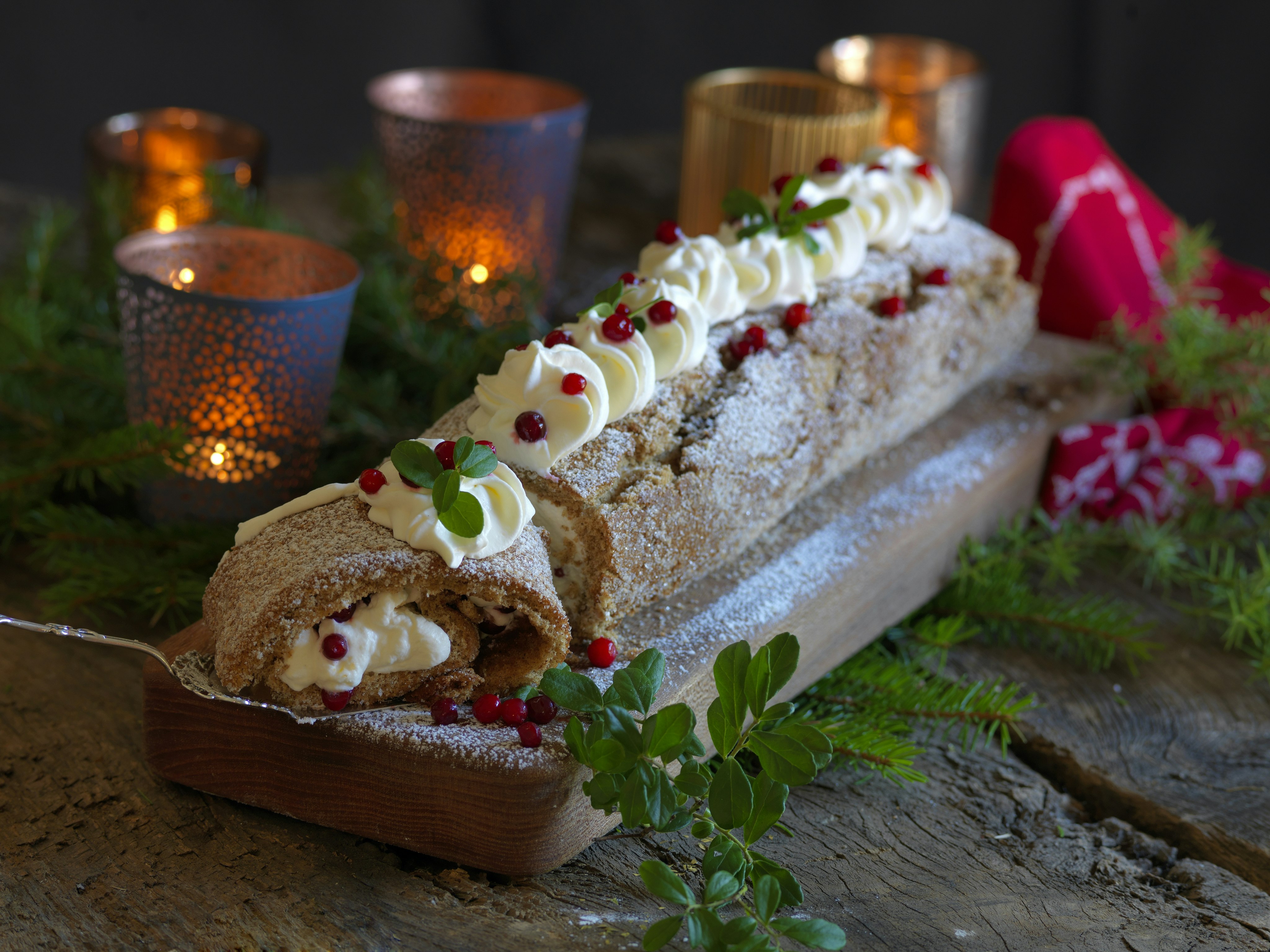 Pepparkaksrulltårta med lingongrädde