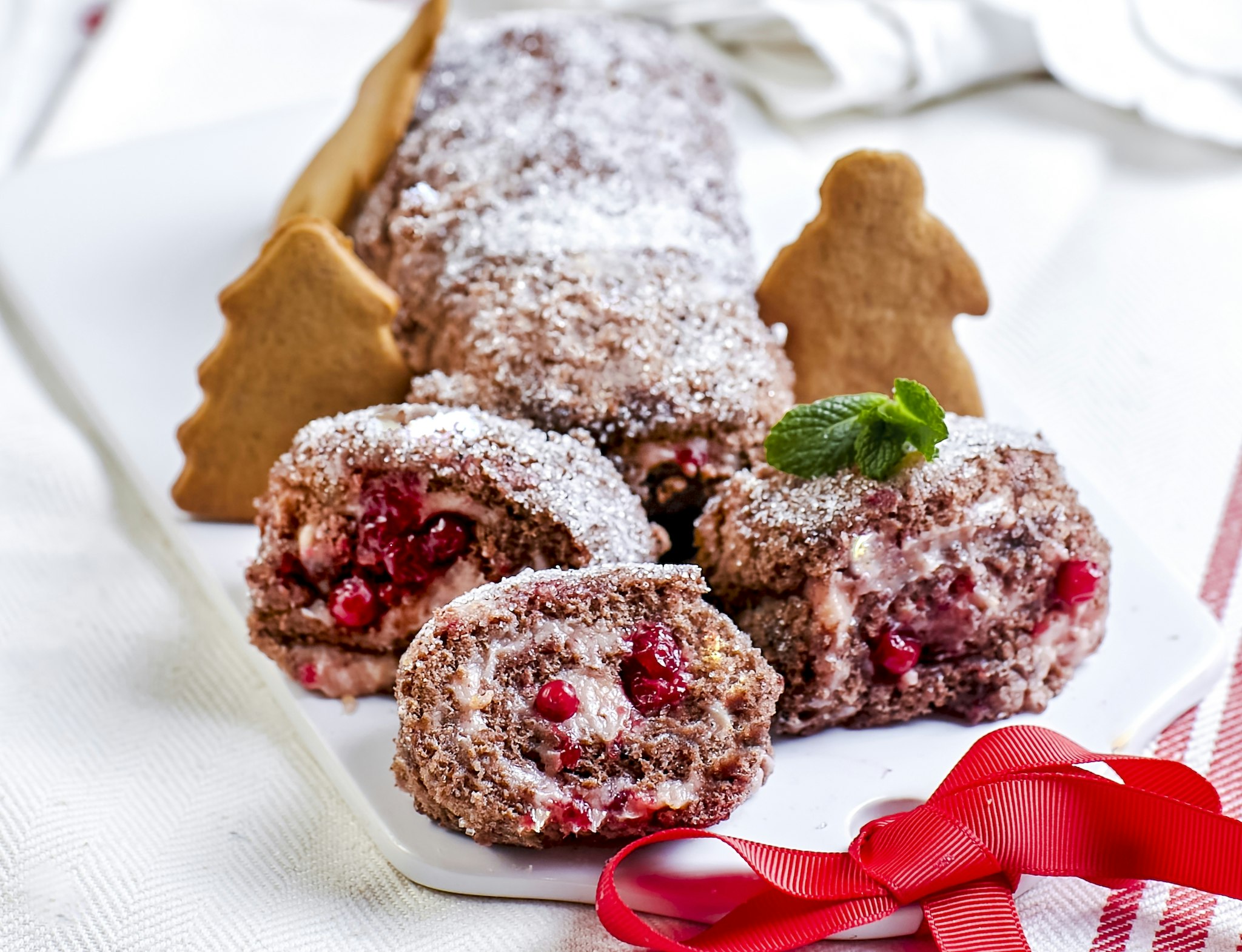 Rulltårta med pepparkakssmak och lingon