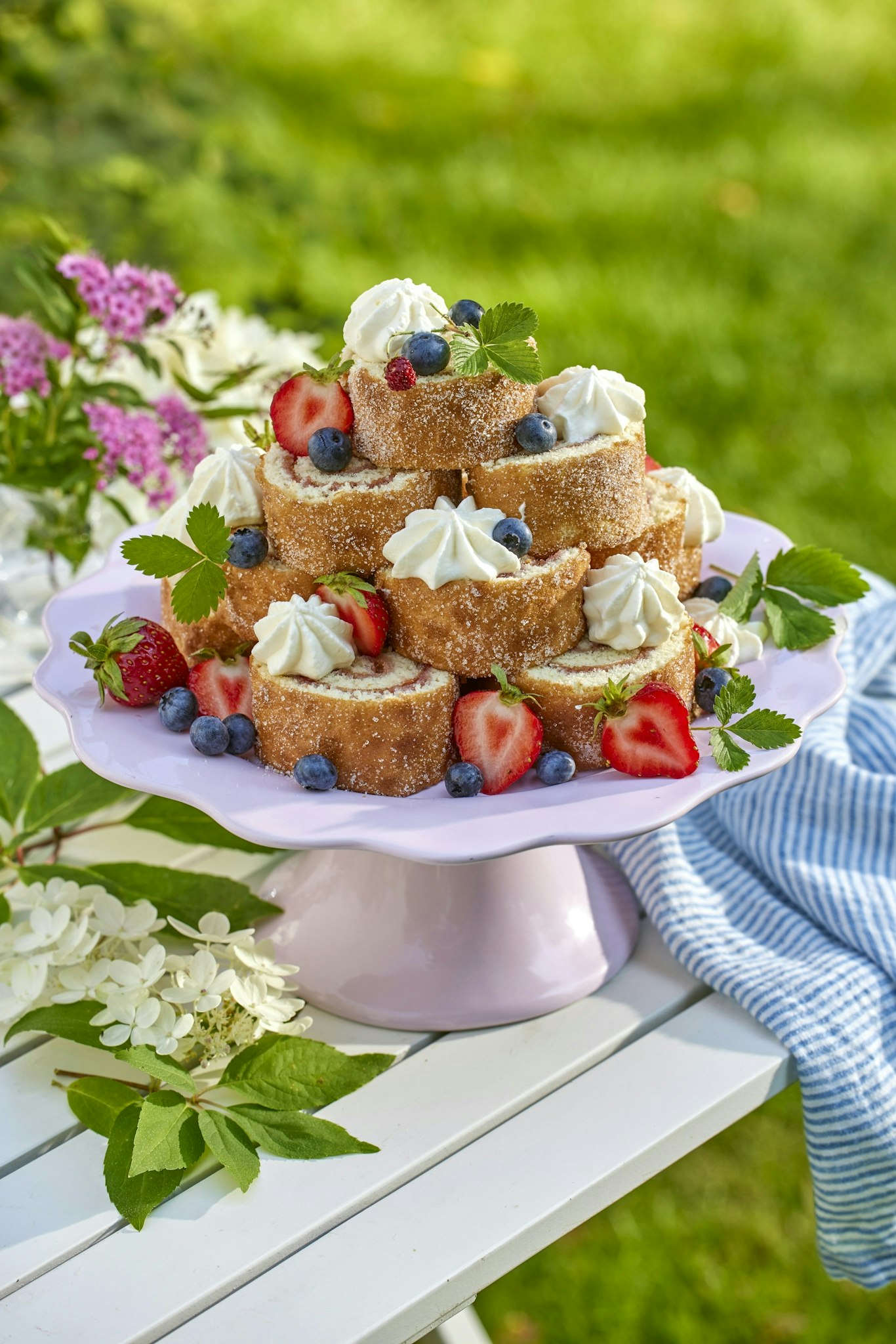 Rulltårtstårta med grädde och bär