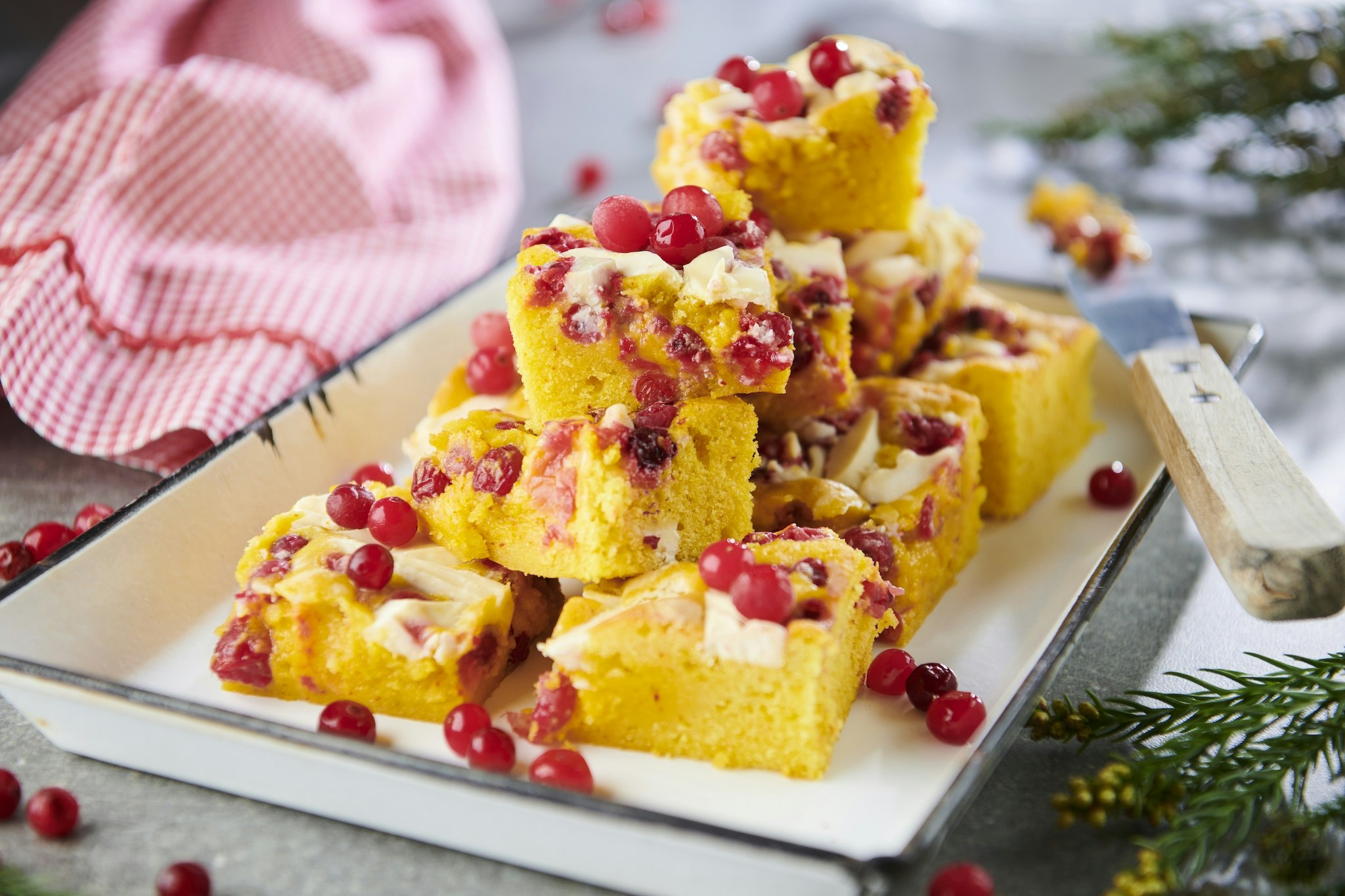 Saffransblondie med vit choklad och tranbär