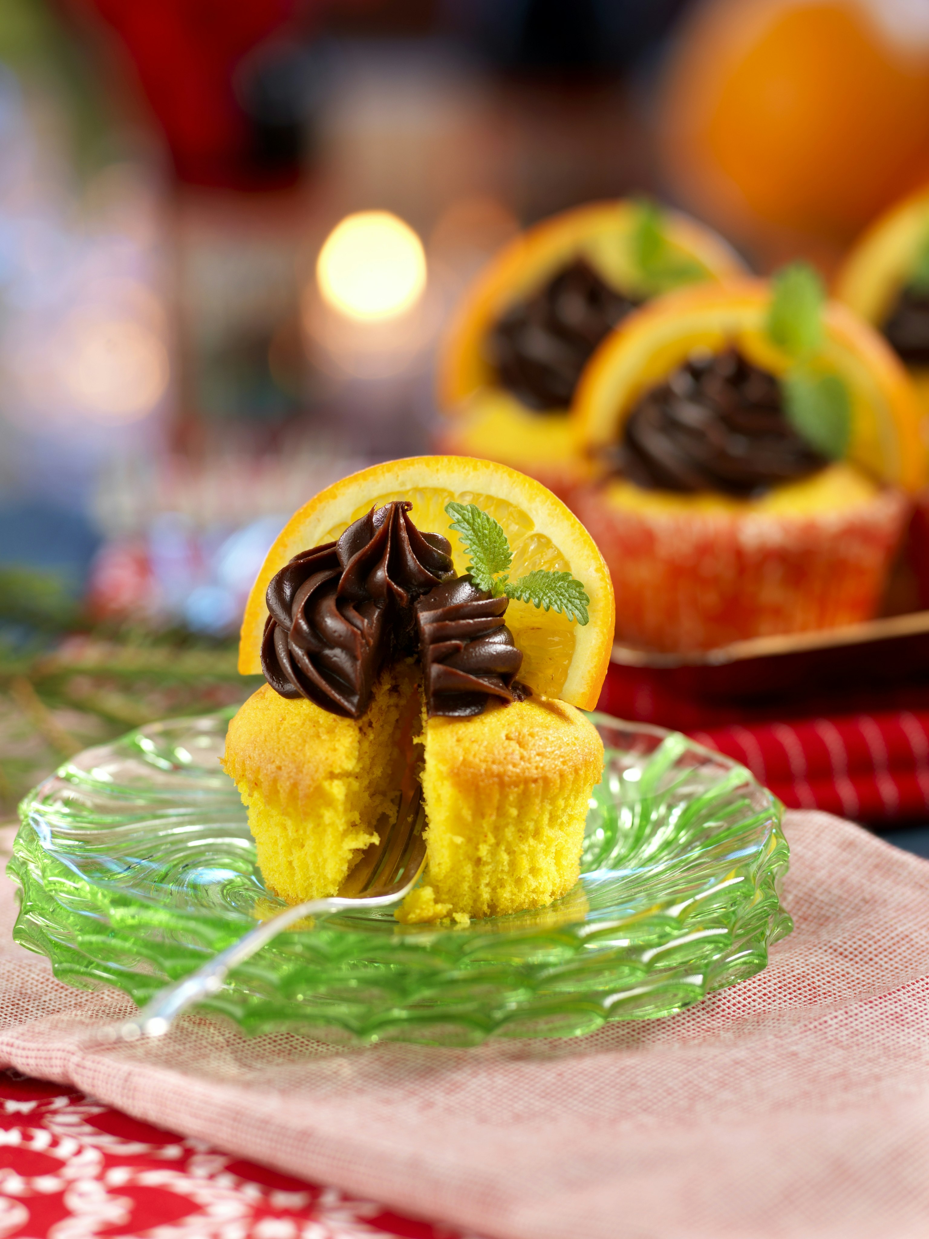 Saffransdoftande apelsinmuffins med chokladglasyr