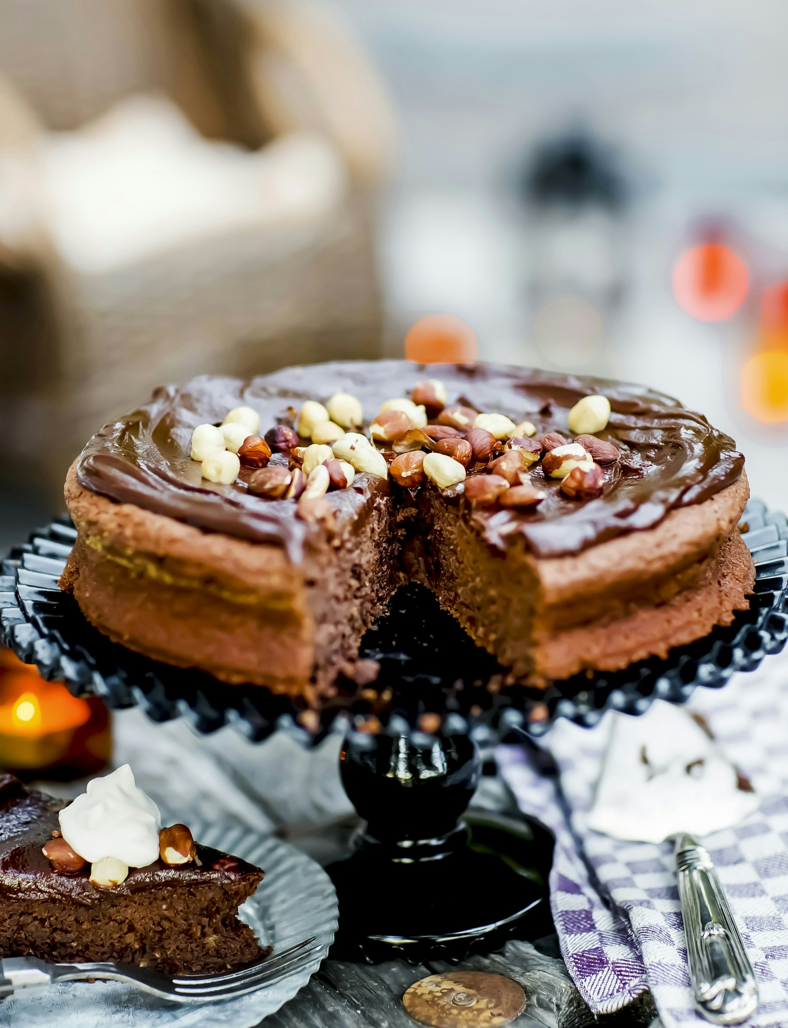 Saftig choklad- och hasselnötskaka med fudgetopping