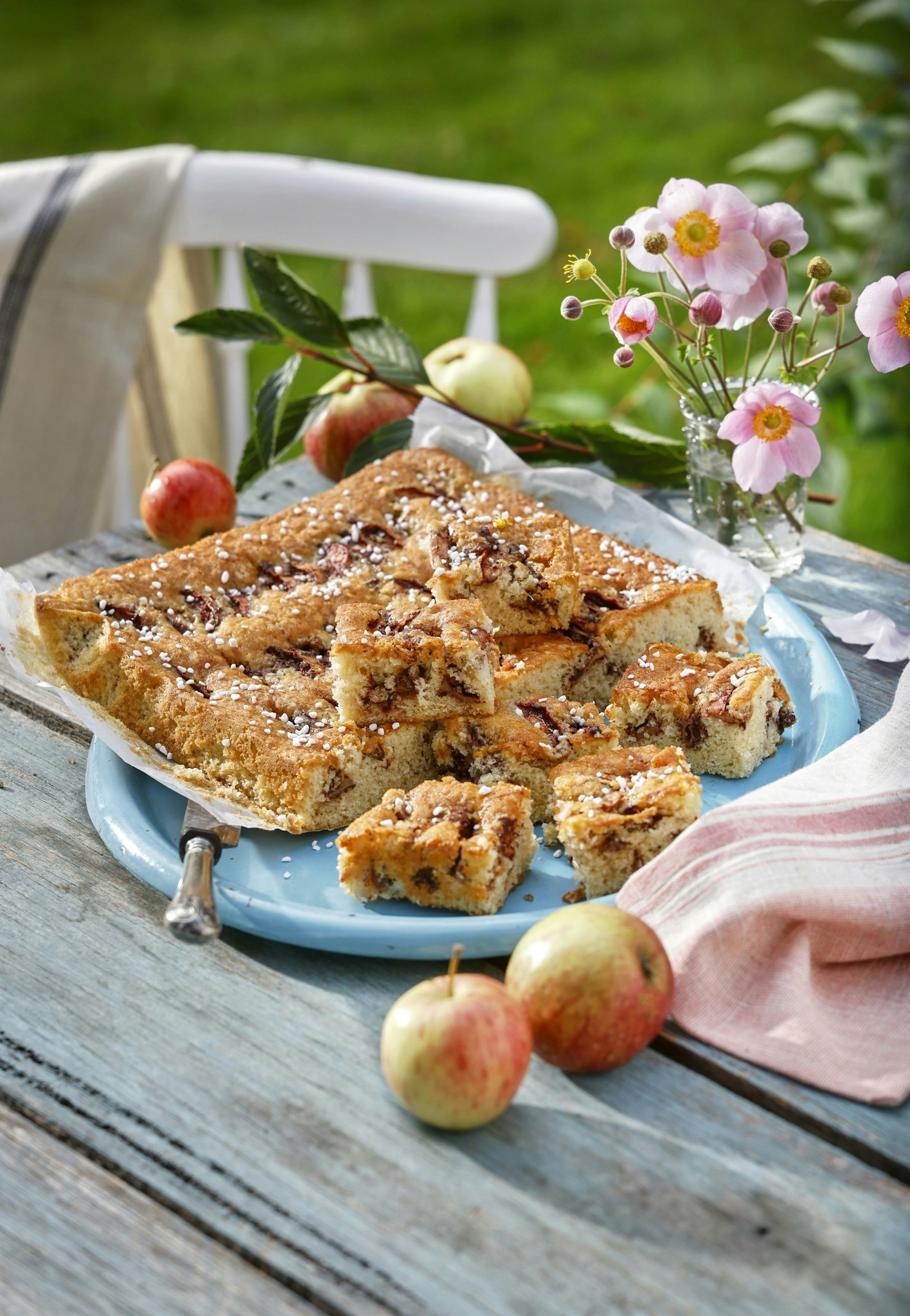 Saftiga äppelrutor med kanel och nötter