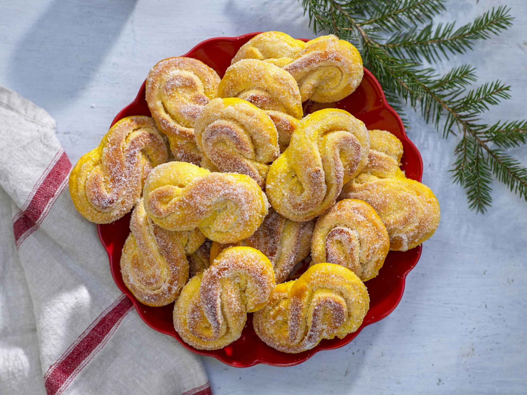 Saftiga lussebullar med strösocker