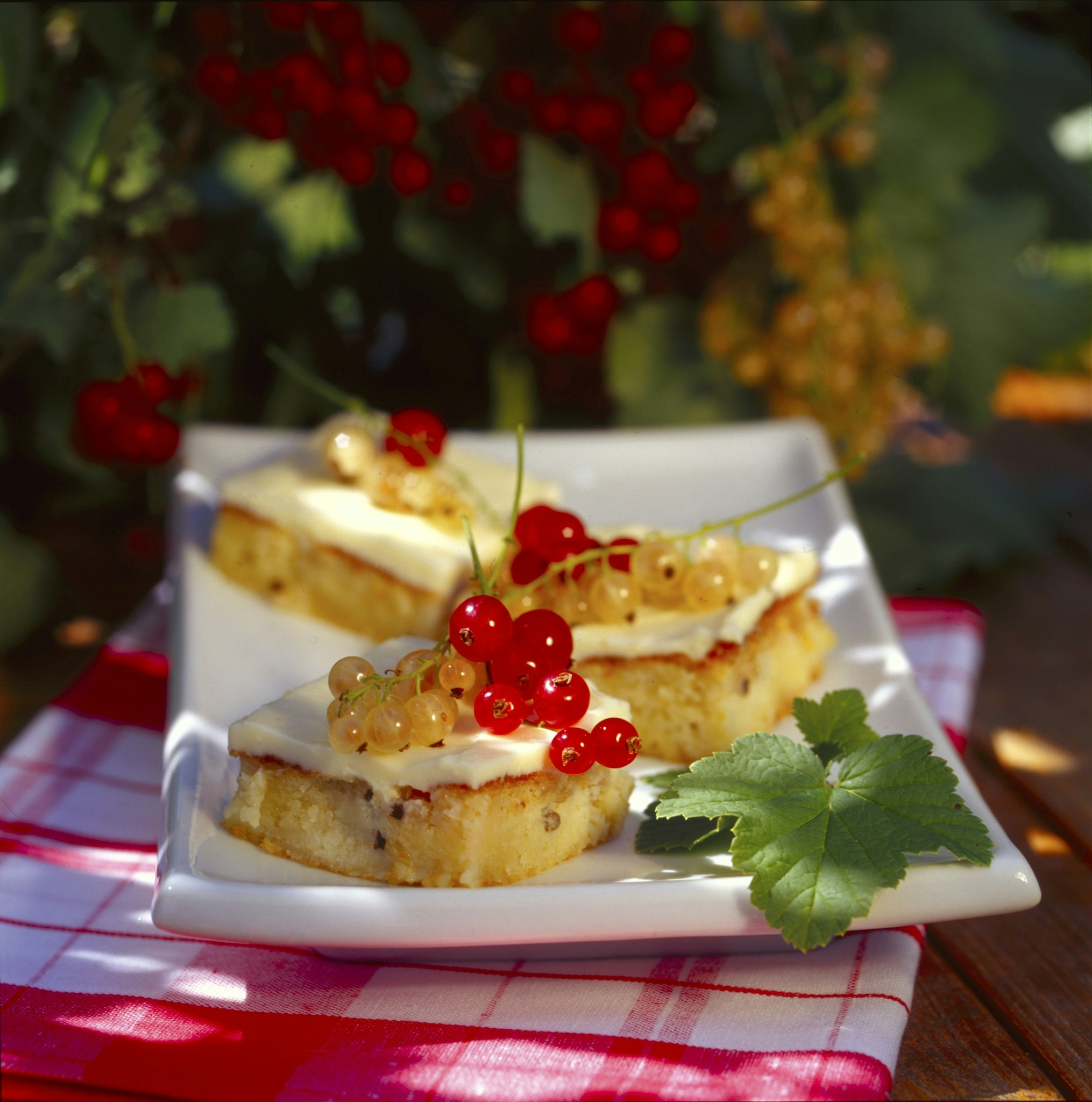 Saftiga mandelrutor med färskostglasyr