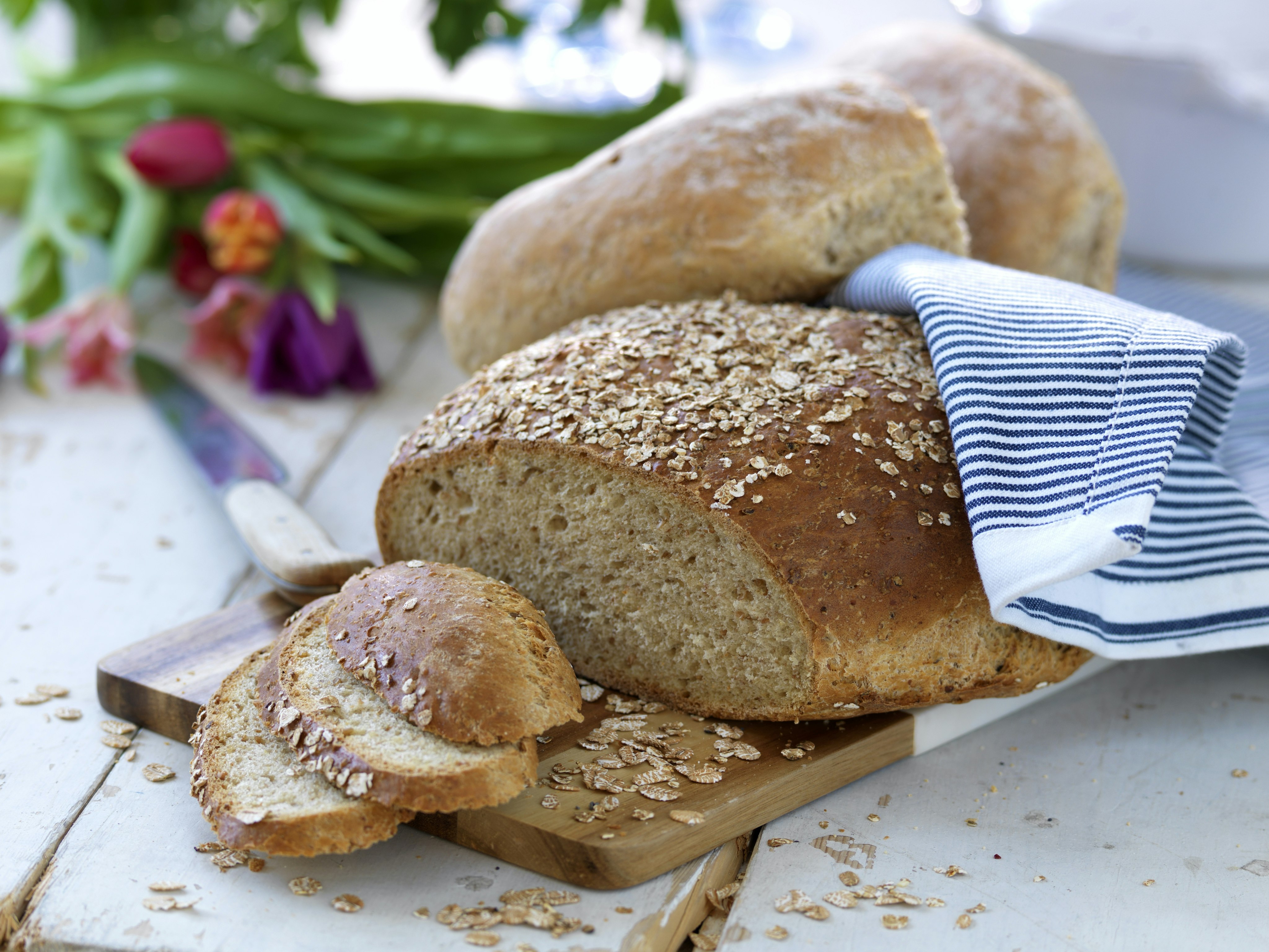 Saftiga rundbröd med fullkornskross