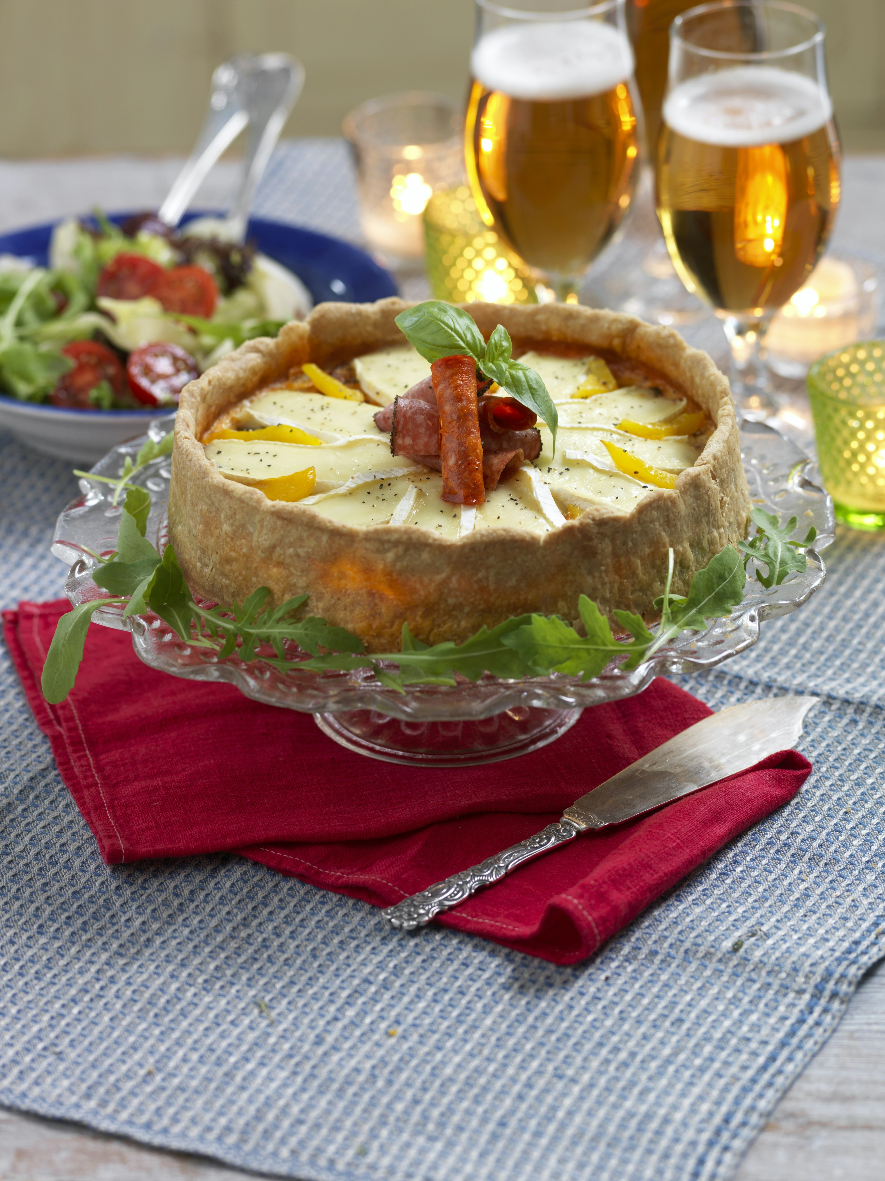 Salami- och briepaj med rostad paprika