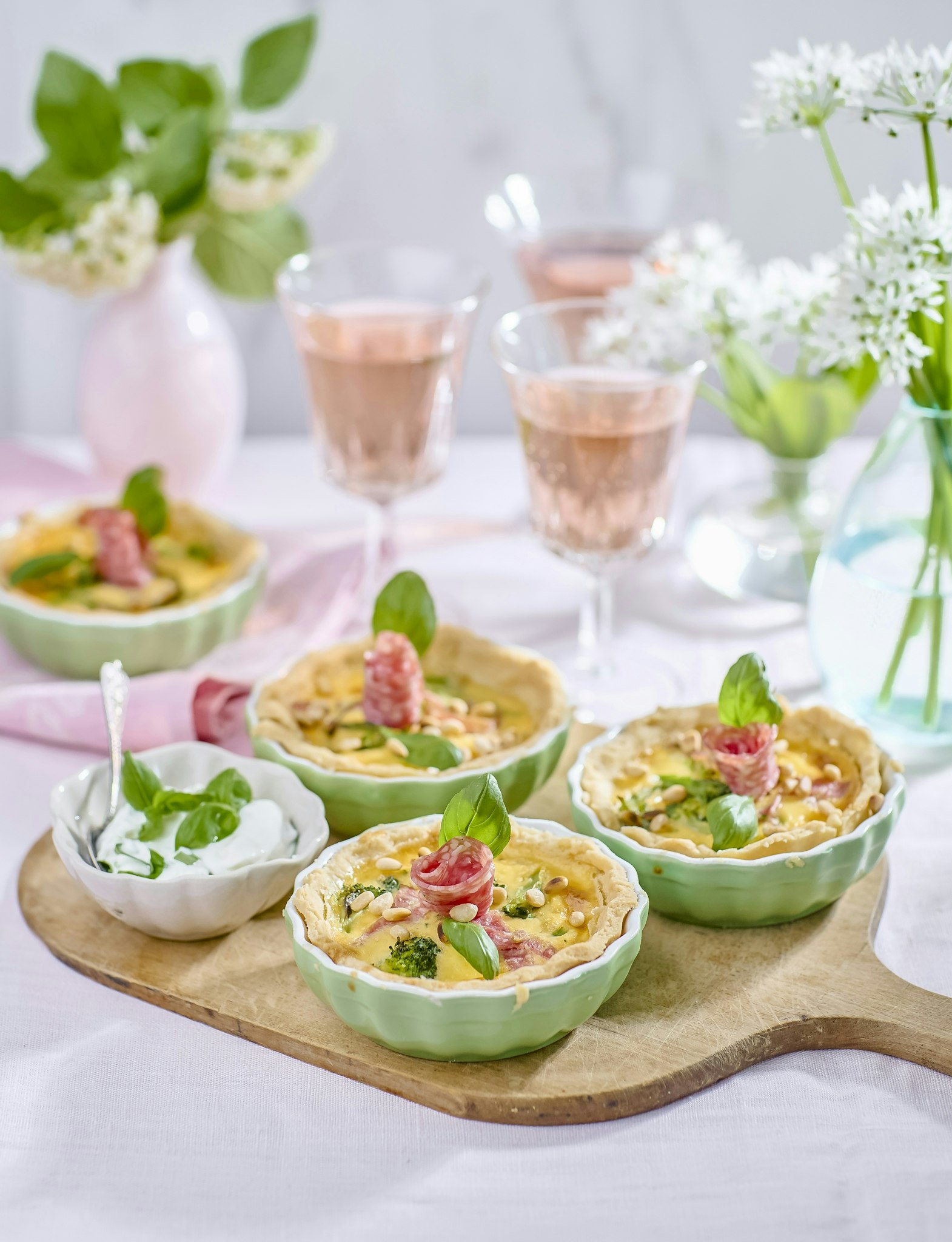 Salamipajer med sparris, broccoli och basilikasås