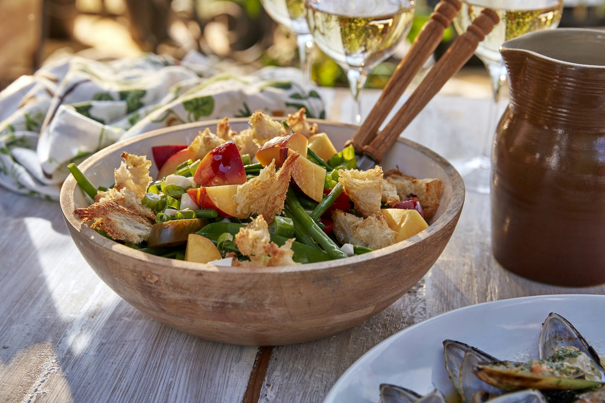 Sallad med nektariner och rostade brödkrutonger