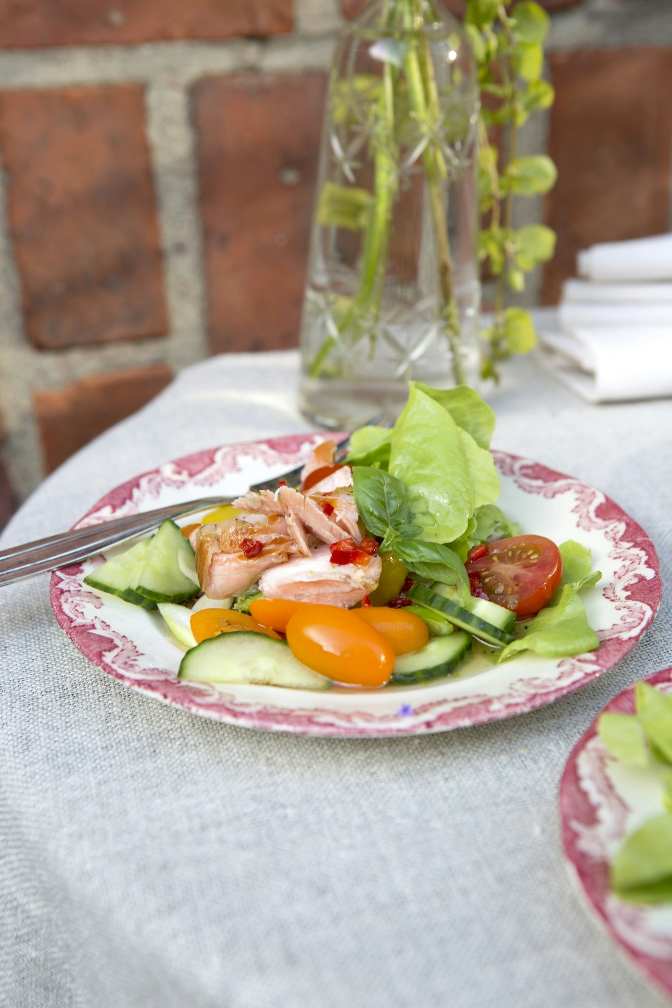 Sallad med varmrökt lax och limedressing