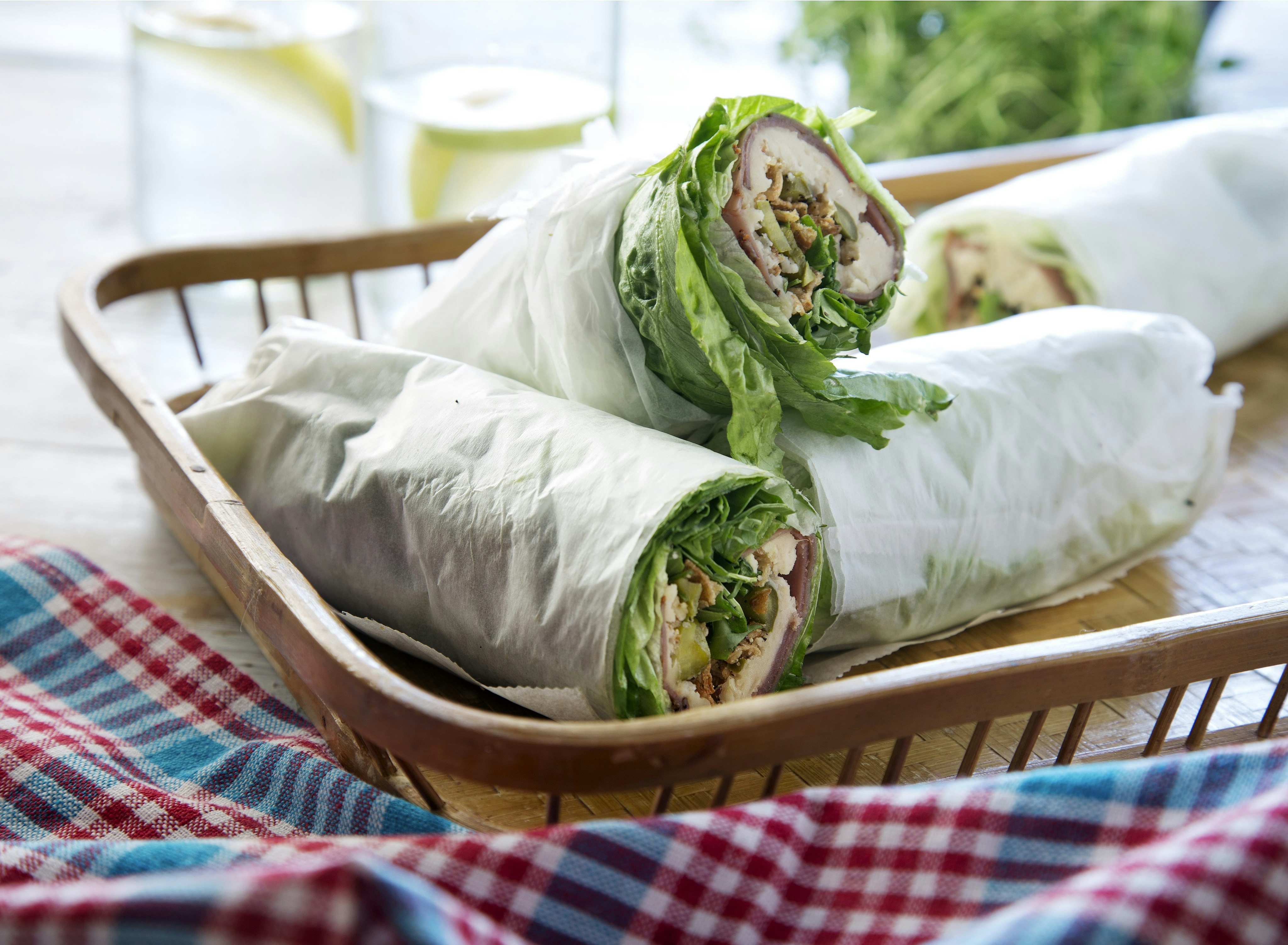 Salladswrap med rostbiff, bönkräm och rostad lök