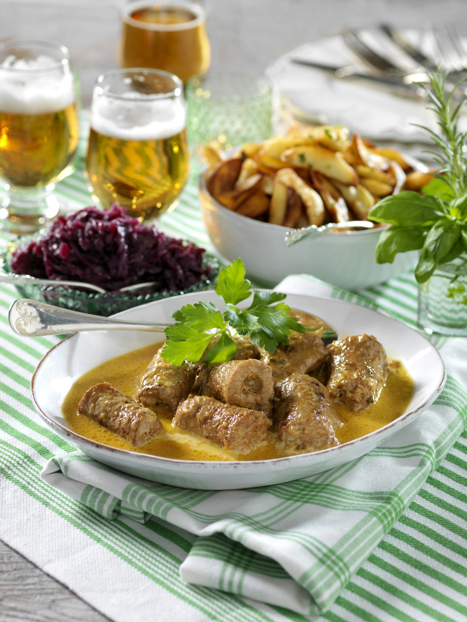 Salsicciafyllda skinkrullader i gräddsås