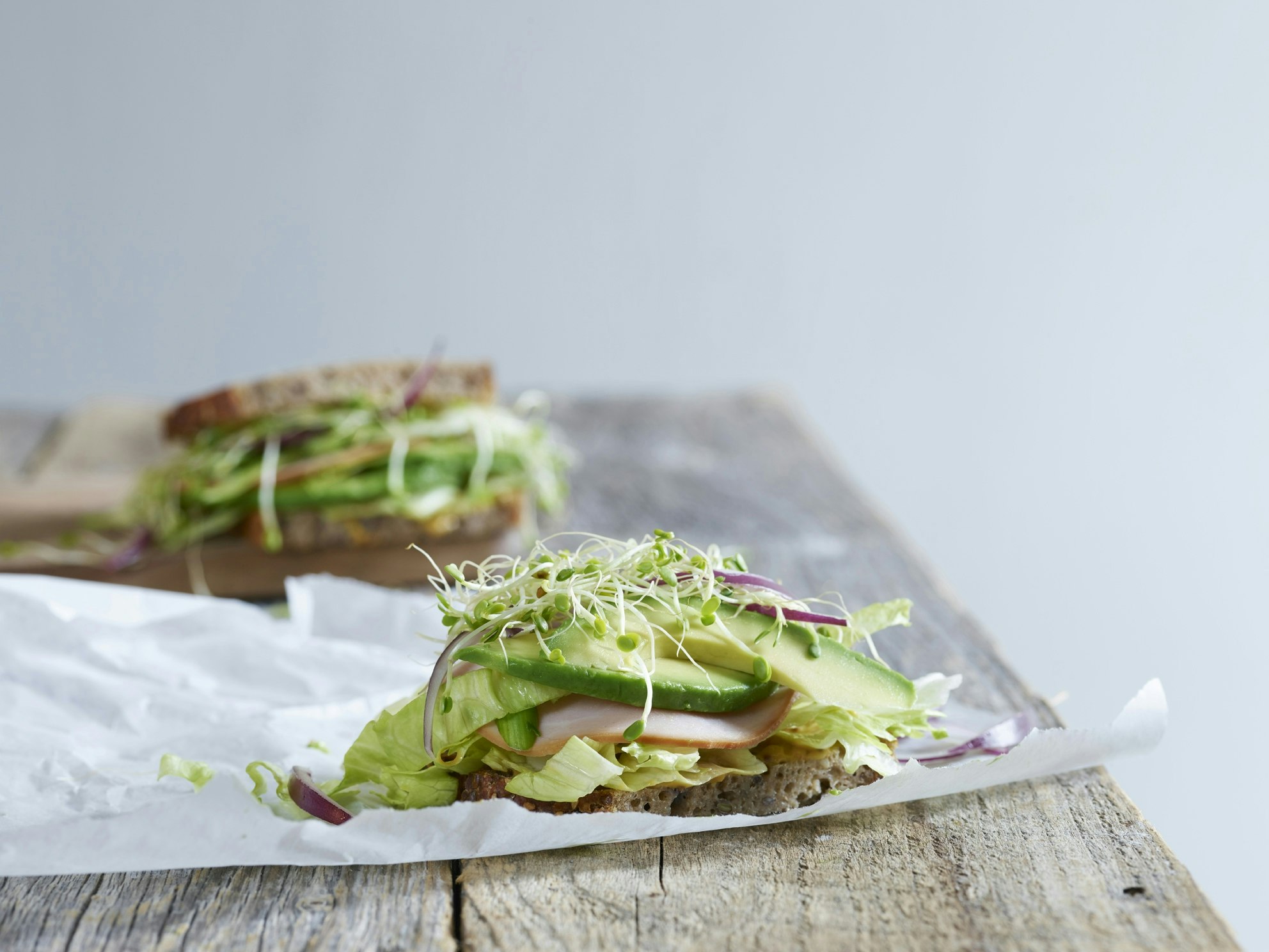 Sandwich med skinka och avokado