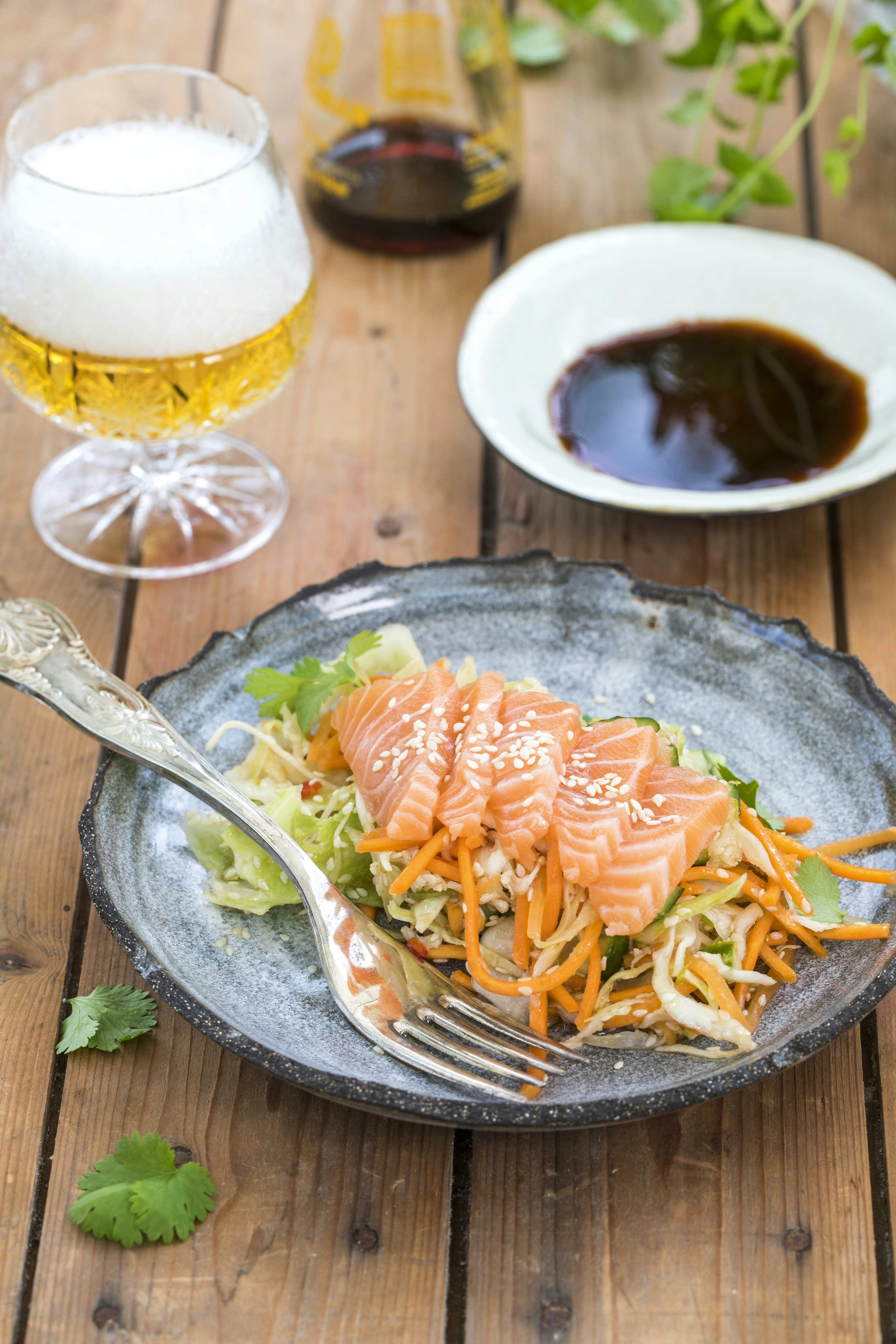 Sashimi med grönsaker och sesam-chilidressing