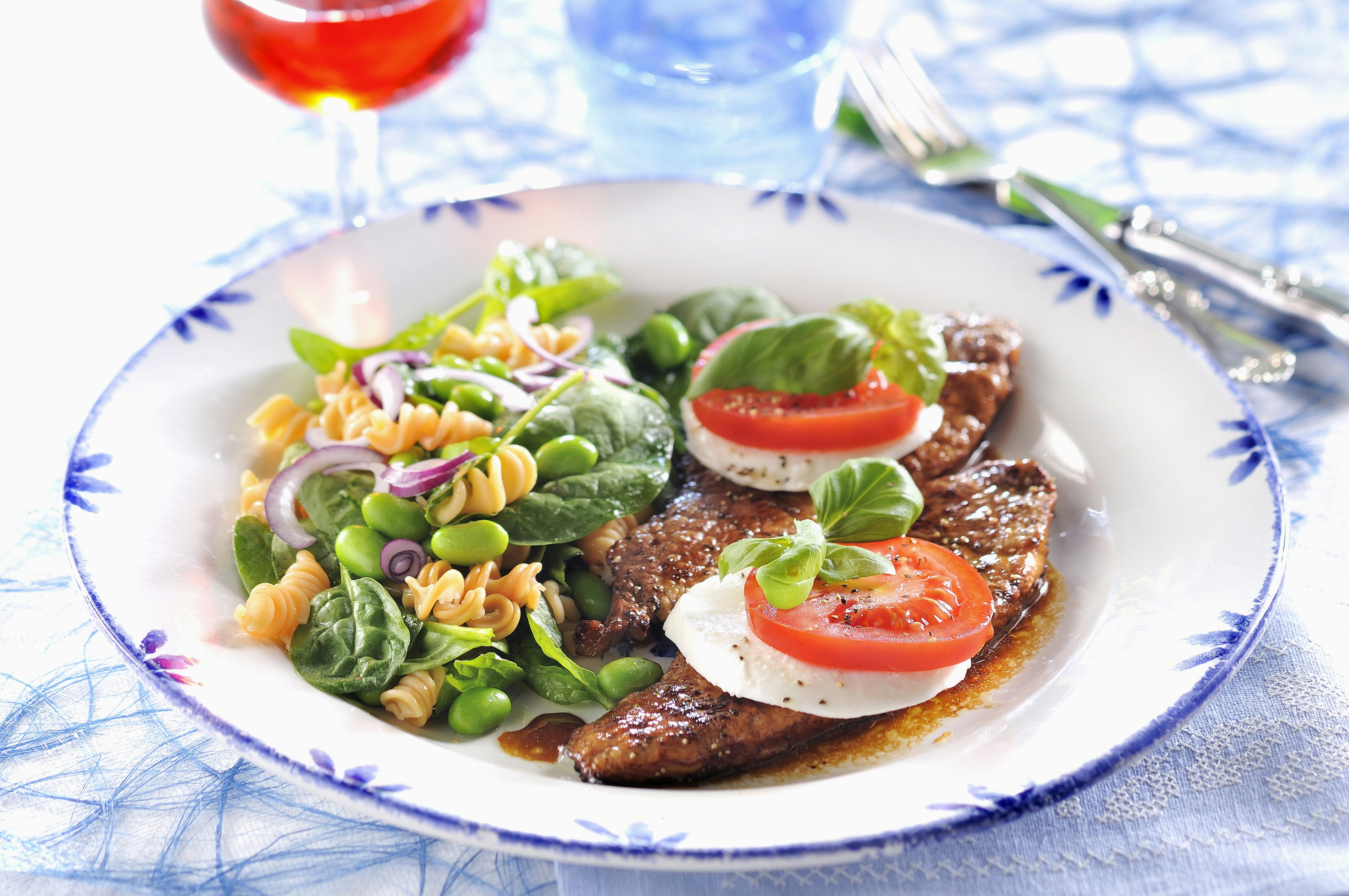 Schnitzel caprese med pastasallad och bönor