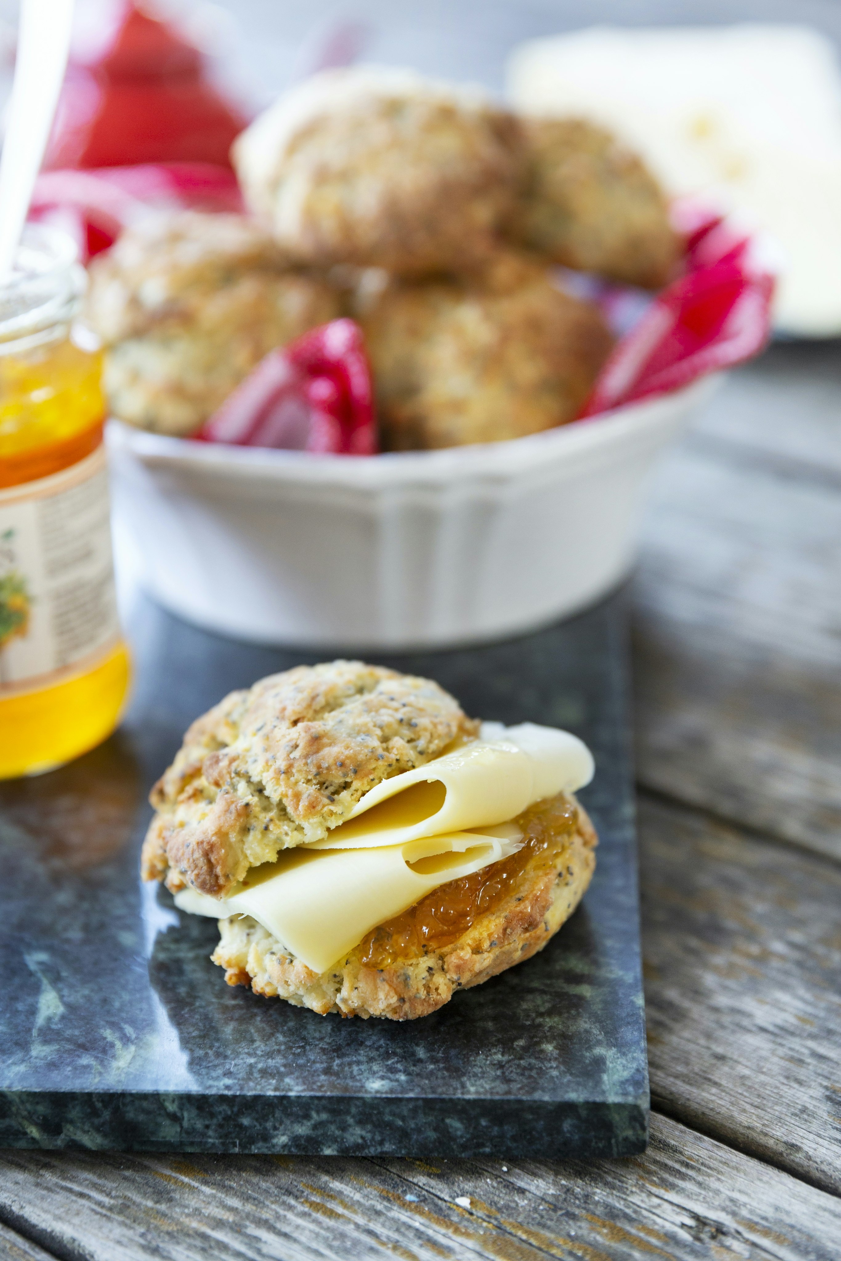 Scones med citron och vallmofrön