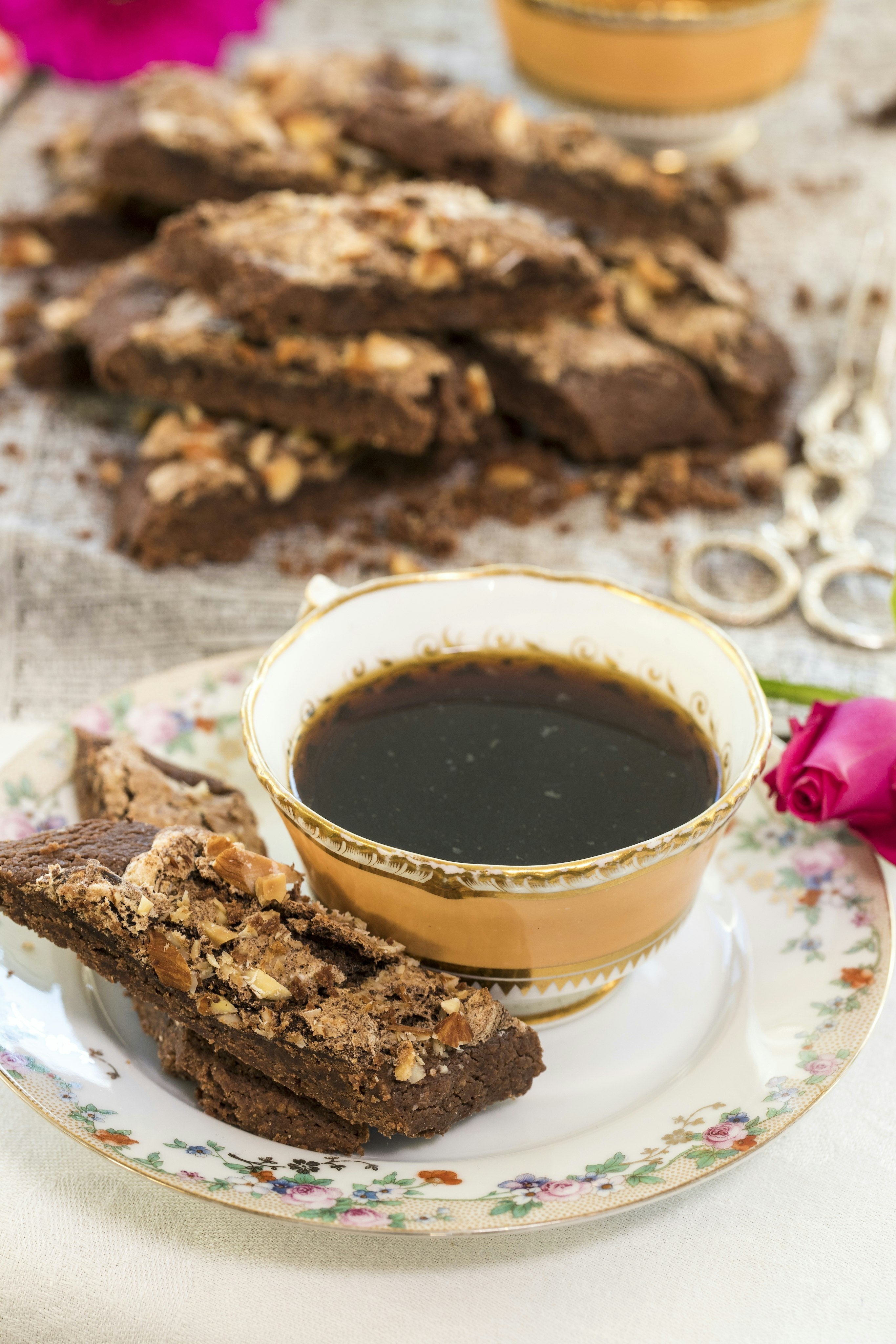 Sega choklad- och mandelkakor med marängtopping