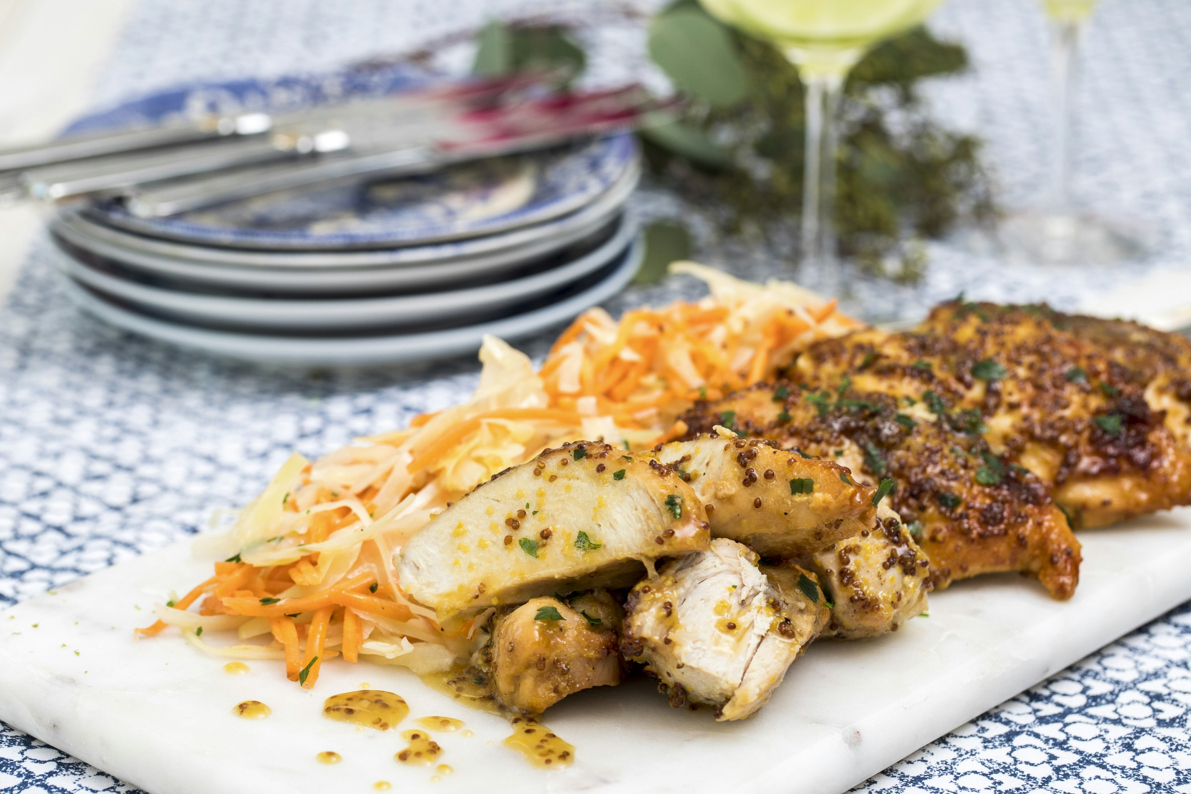 Senaps- och honungsglaserad kyckling med kålsallad