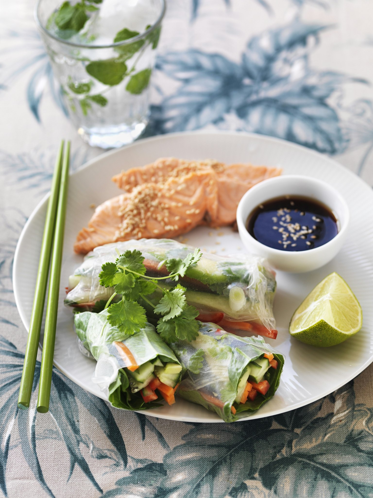 Sesamlax och vietnamesiska vårrullar