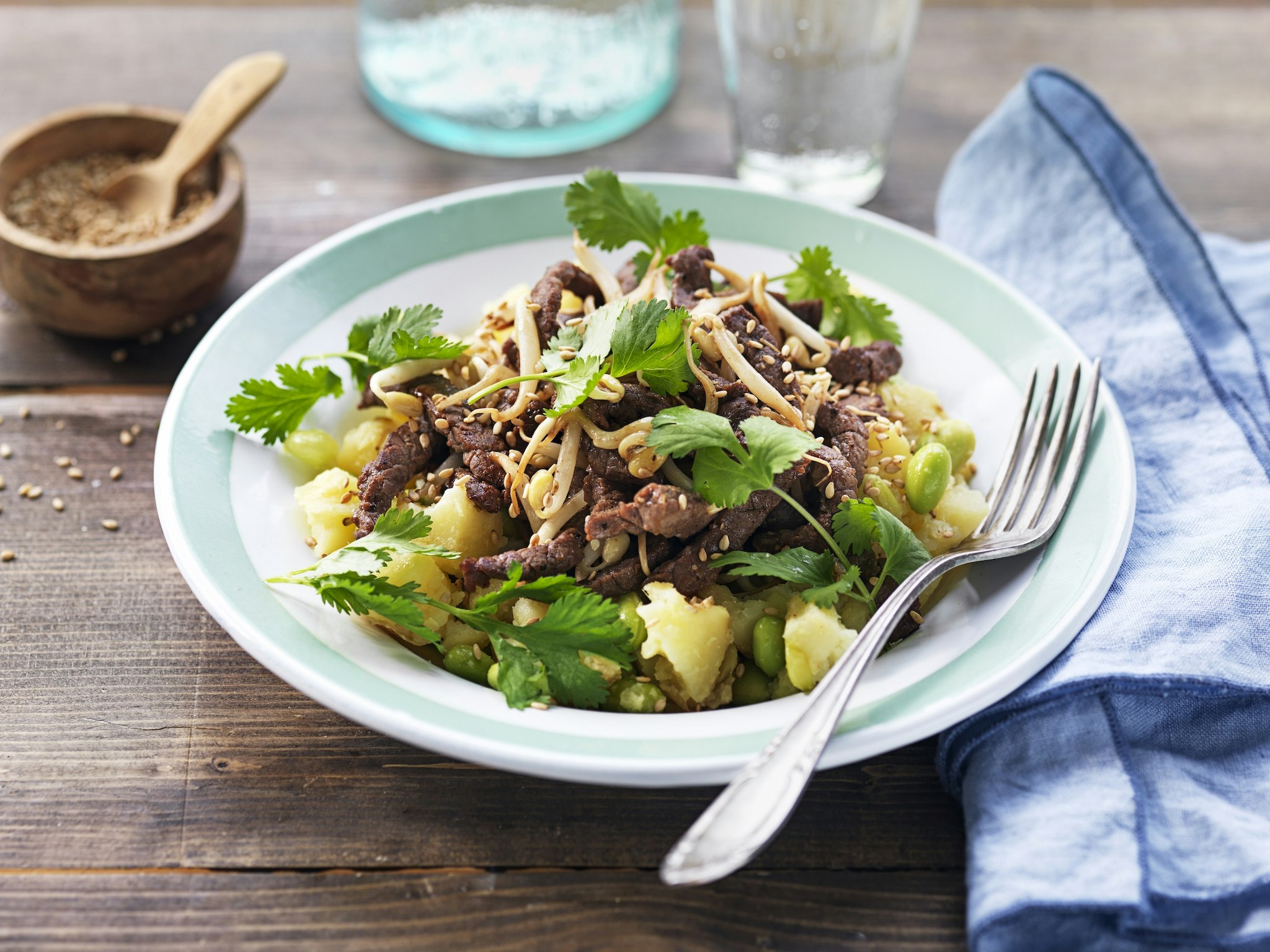 Sesammarinerad lövbiff med ingefärspotatis