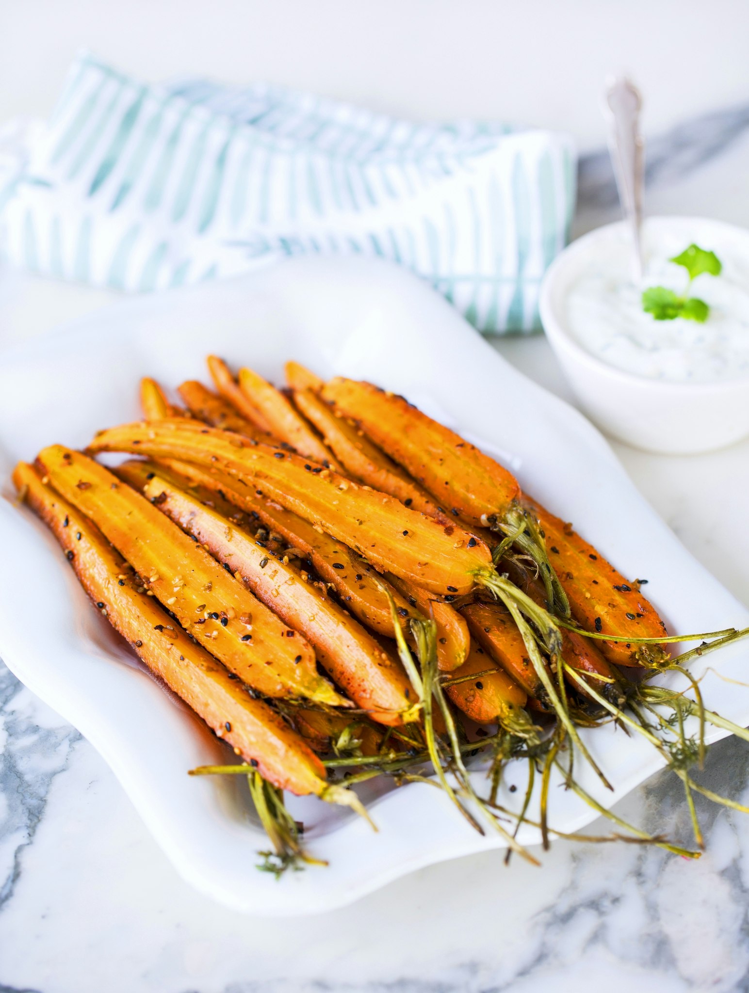 Sesamrostade morötter med koriandersås