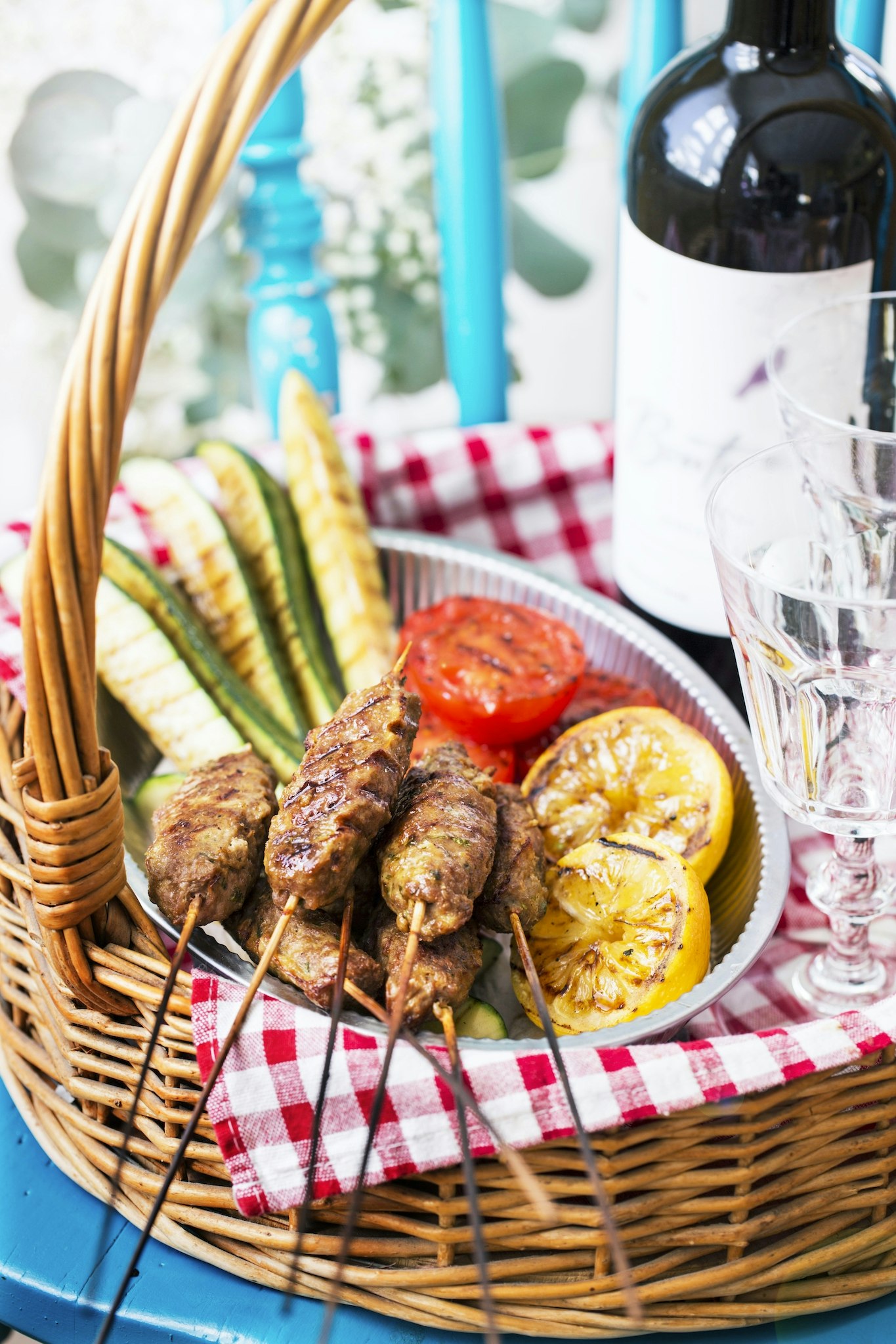 Shish kebab med grillad tomat, citron och squash Shish kebab med grillad tomat, citron och squash