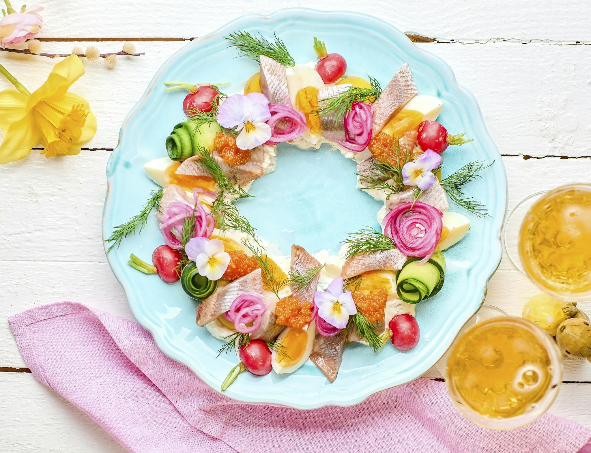 Sillkrans med stenbitsrom och picklad rödlök