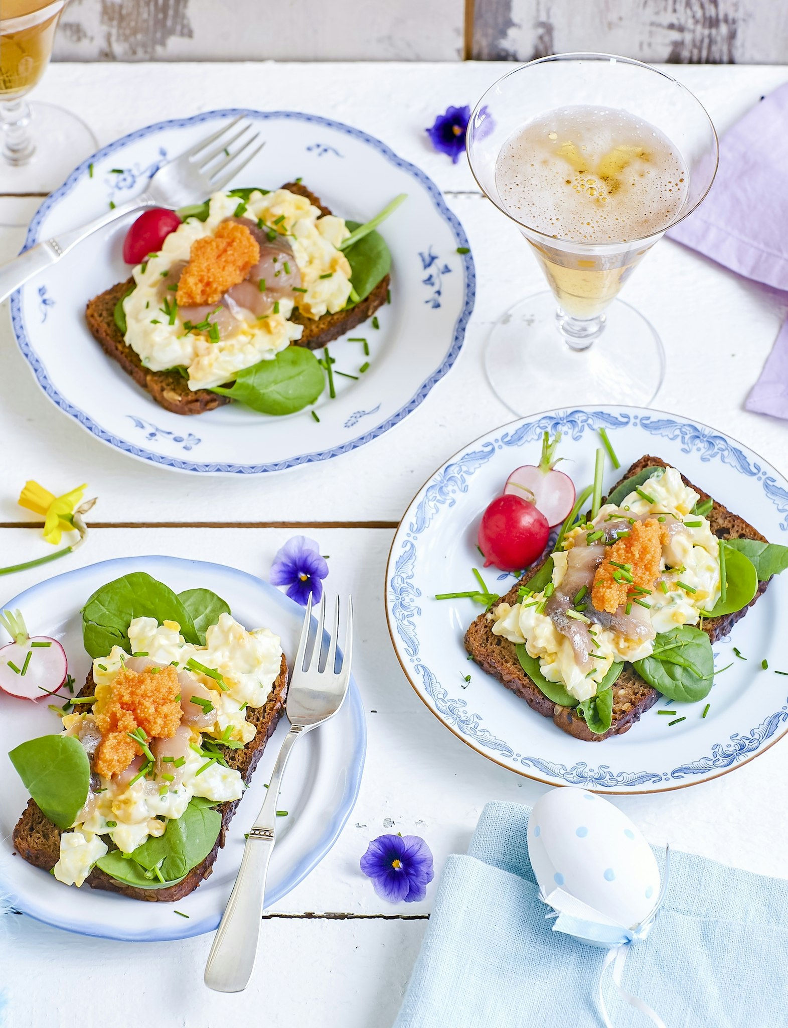 Sillmacka på kavring med krämig äggsallad