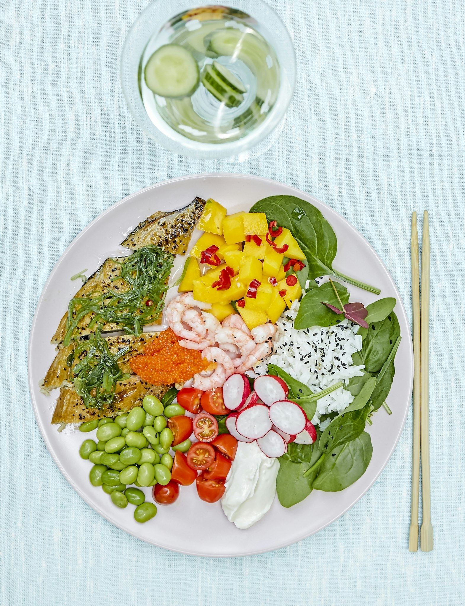 Sjögrässallad med makrill och räkor