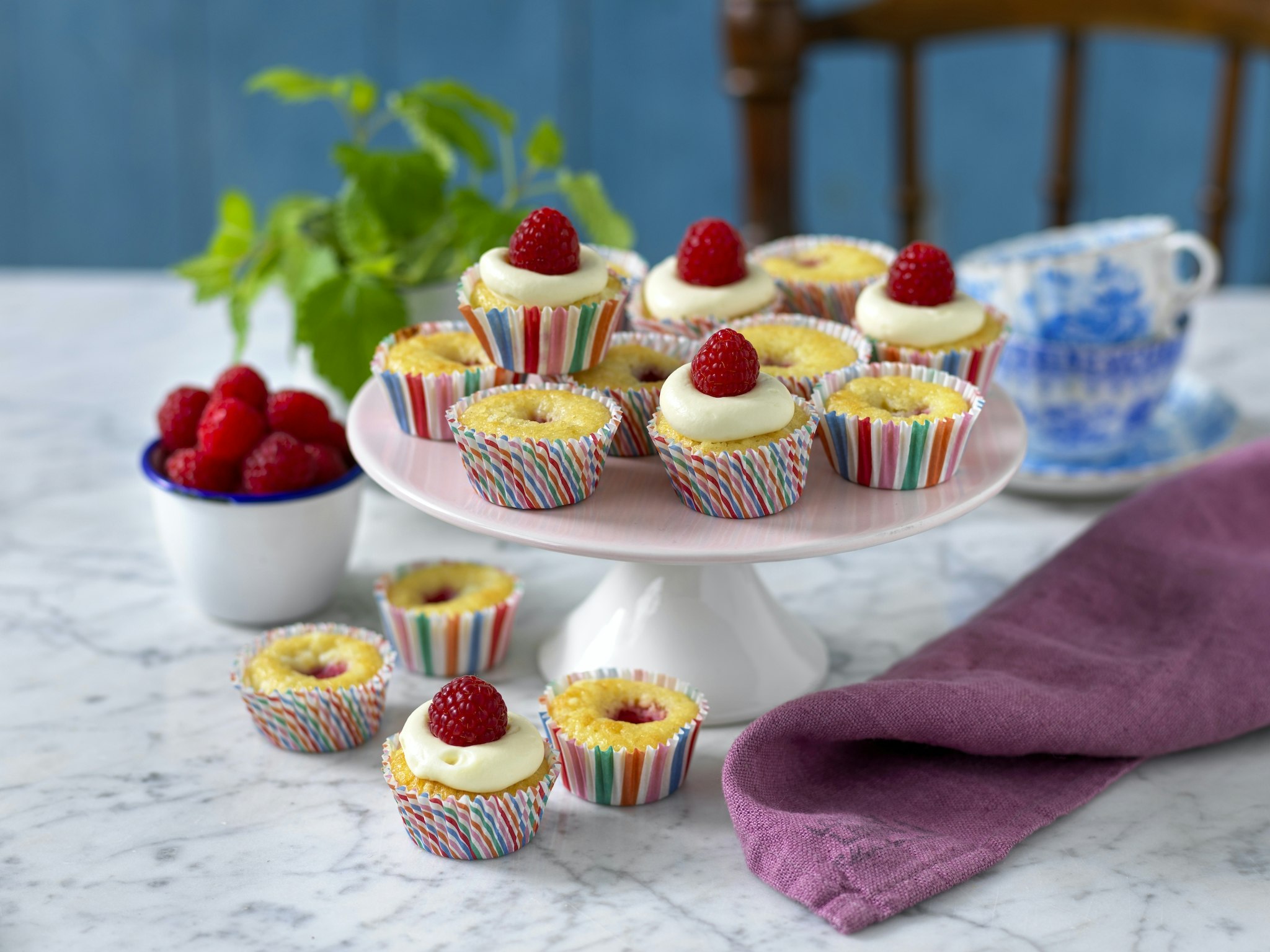 Små hallonmuffins med vit choklad