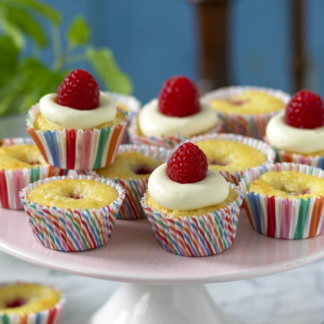 Små hallonmuffins med vit choklad