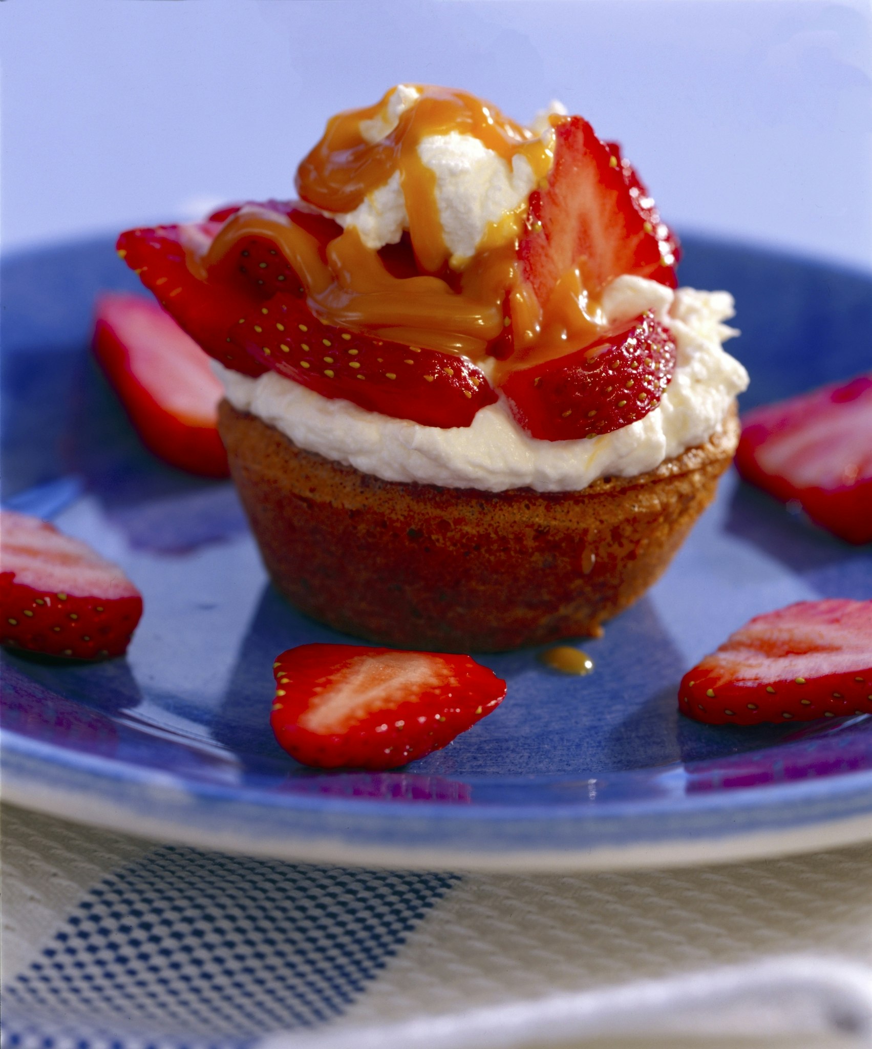 Små nötmuffins med jordgubbar