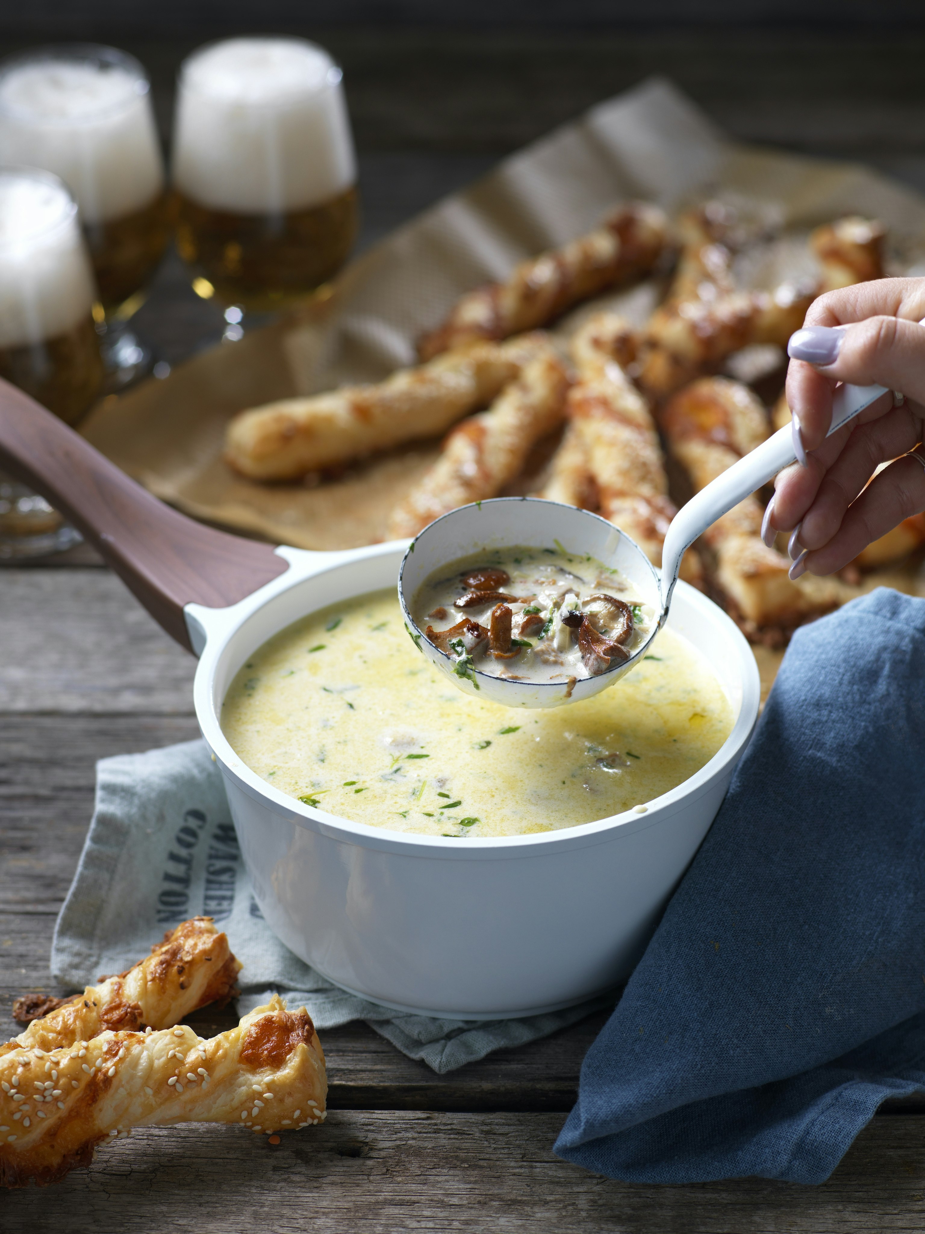 Smakrik svampsoppa med smördegsspiraler