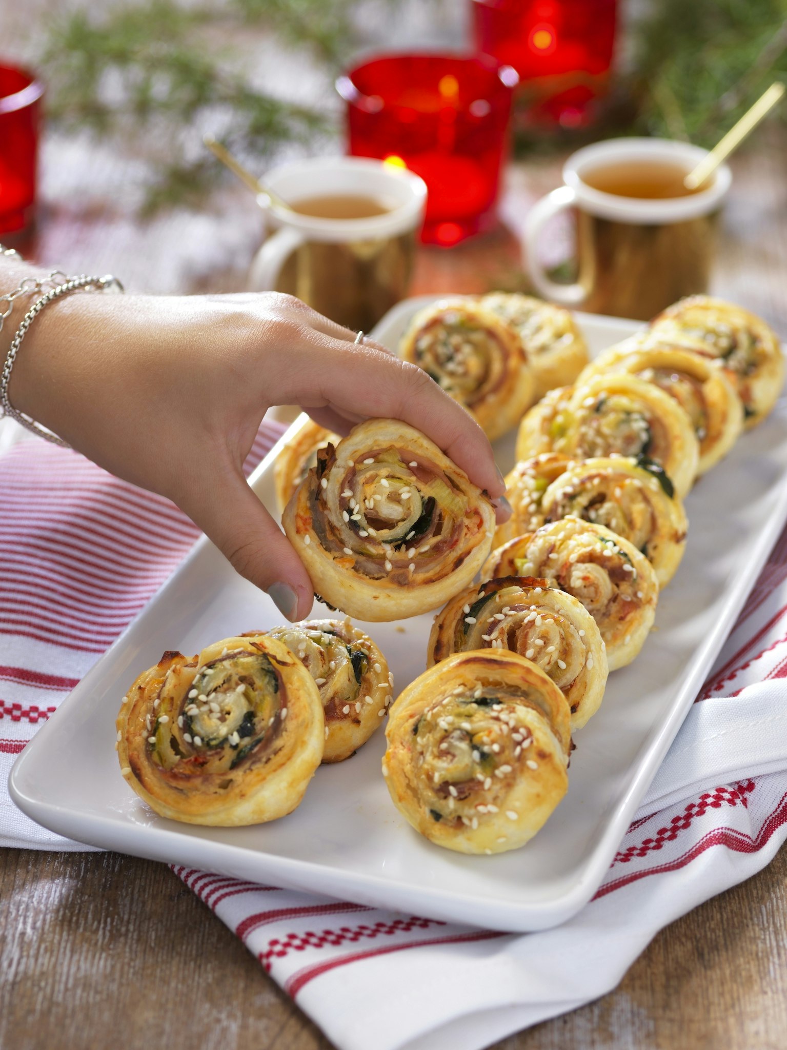 Smarriga julsnurror med färskost och parmaskinka