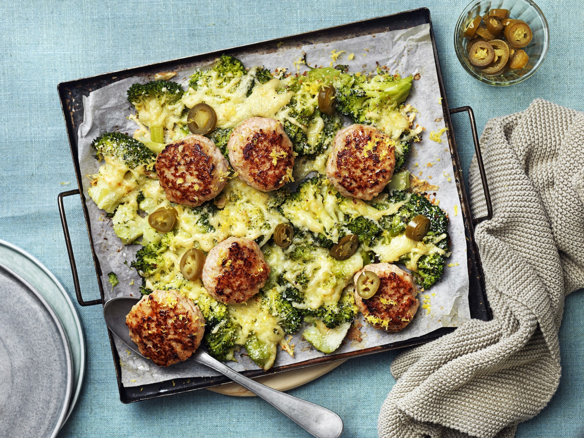 Smashed broccoli med ost och kycklingfärsbiffar