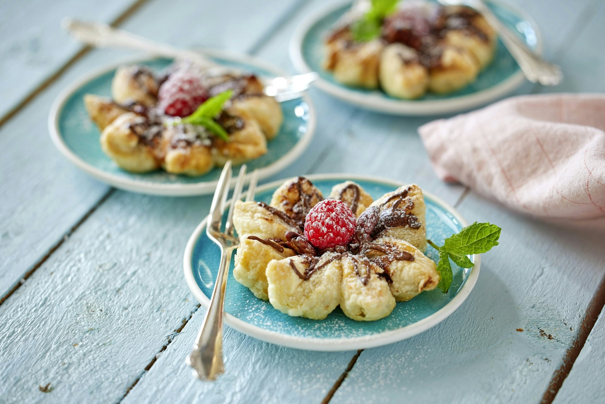 Smördegsblommor med nutella och hallon