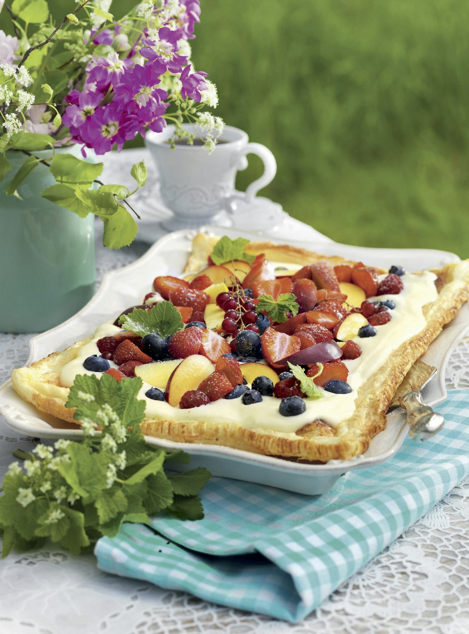 Smördegsflarn med vaniljkräm och bär