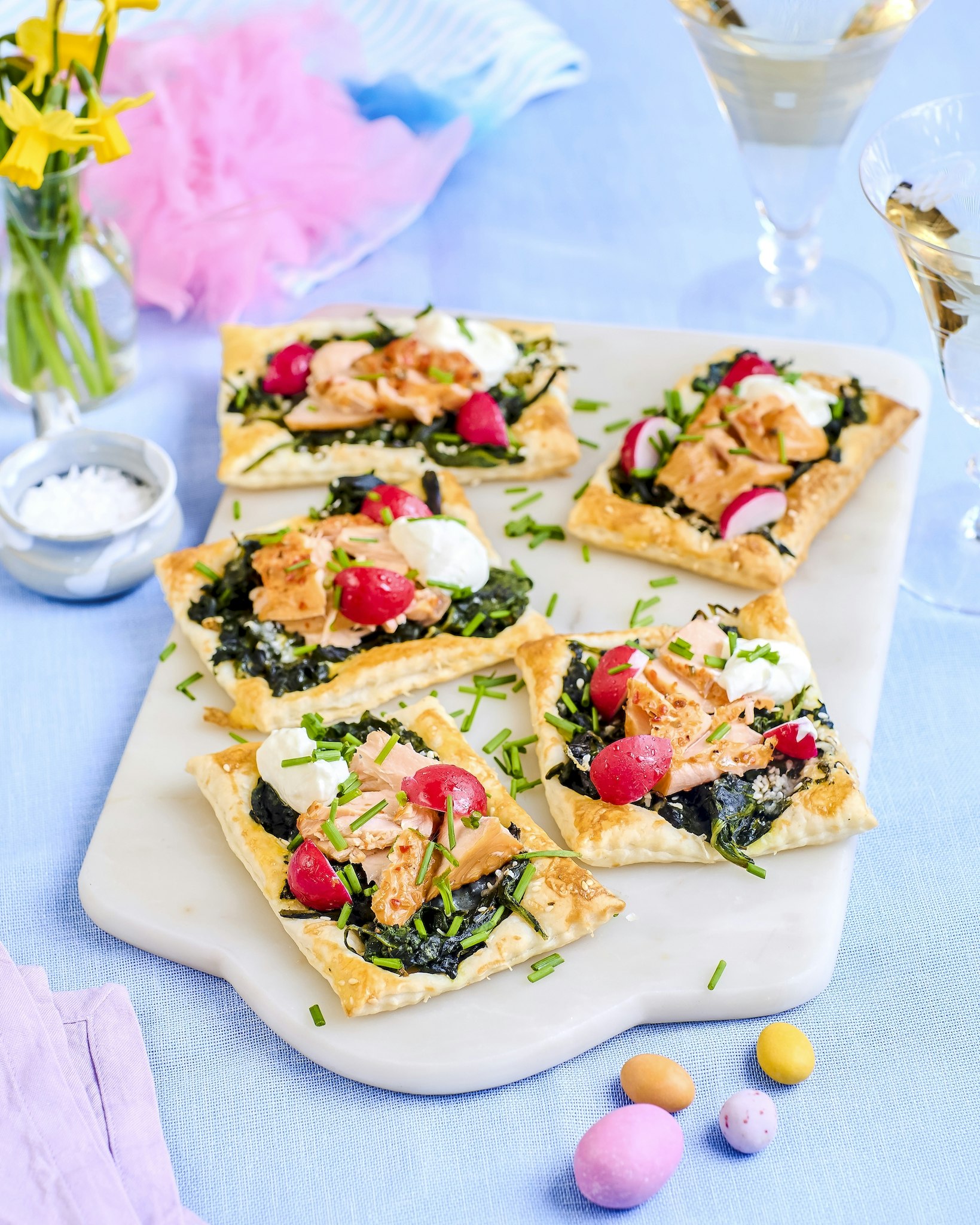 Smördegsflarn med lax och pepparrotskräm