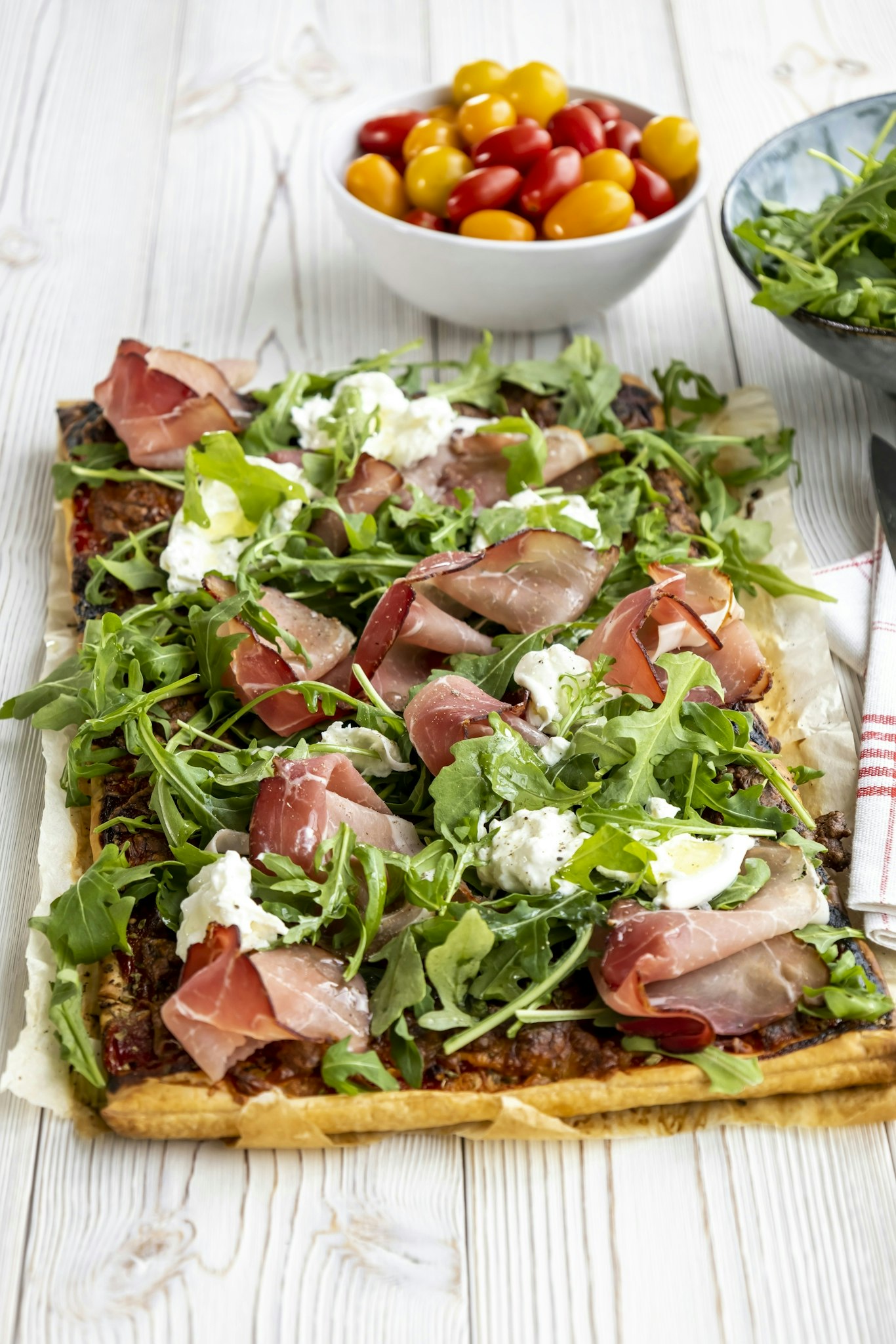 Smördegsflarn med burrata och skinka