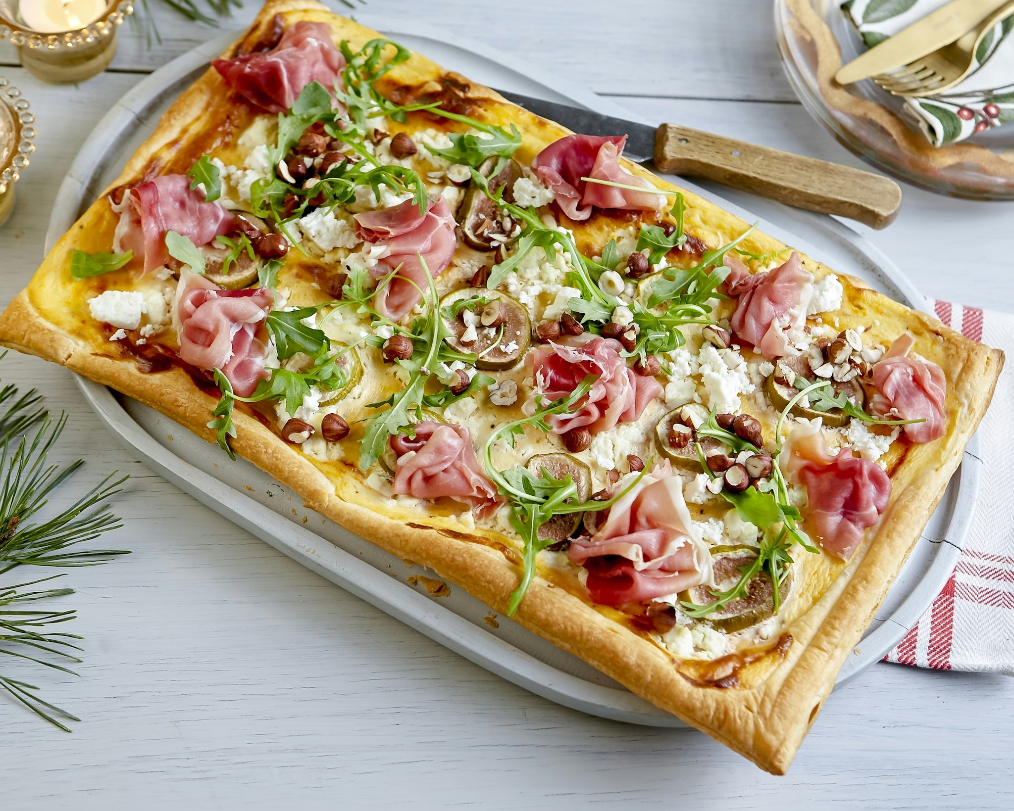 Smördegspizza med feta och färska fikon