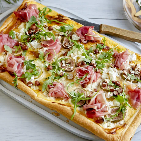 Smördegspizza med feta och färska fikon