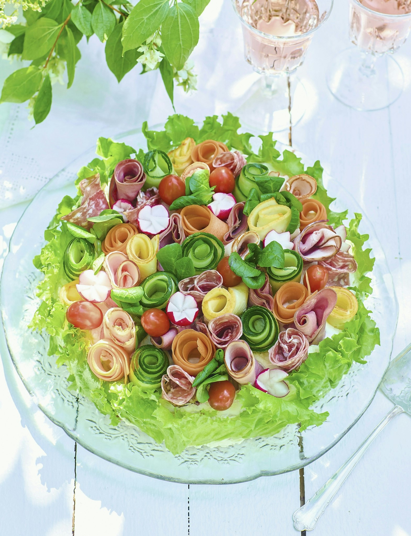 Smörgåstårta med ädelost och salami