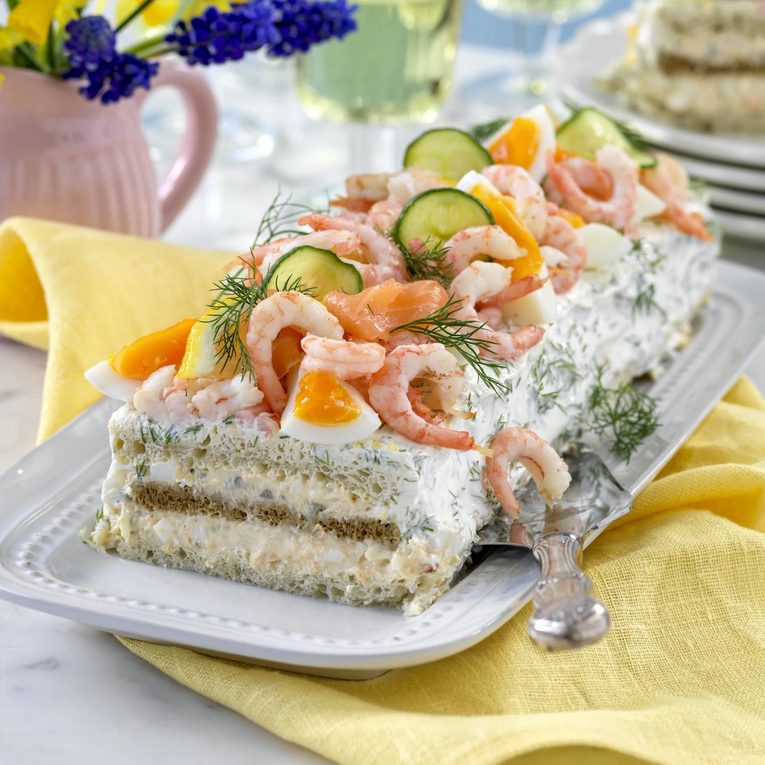 Smörgåstårta med räkor och lax